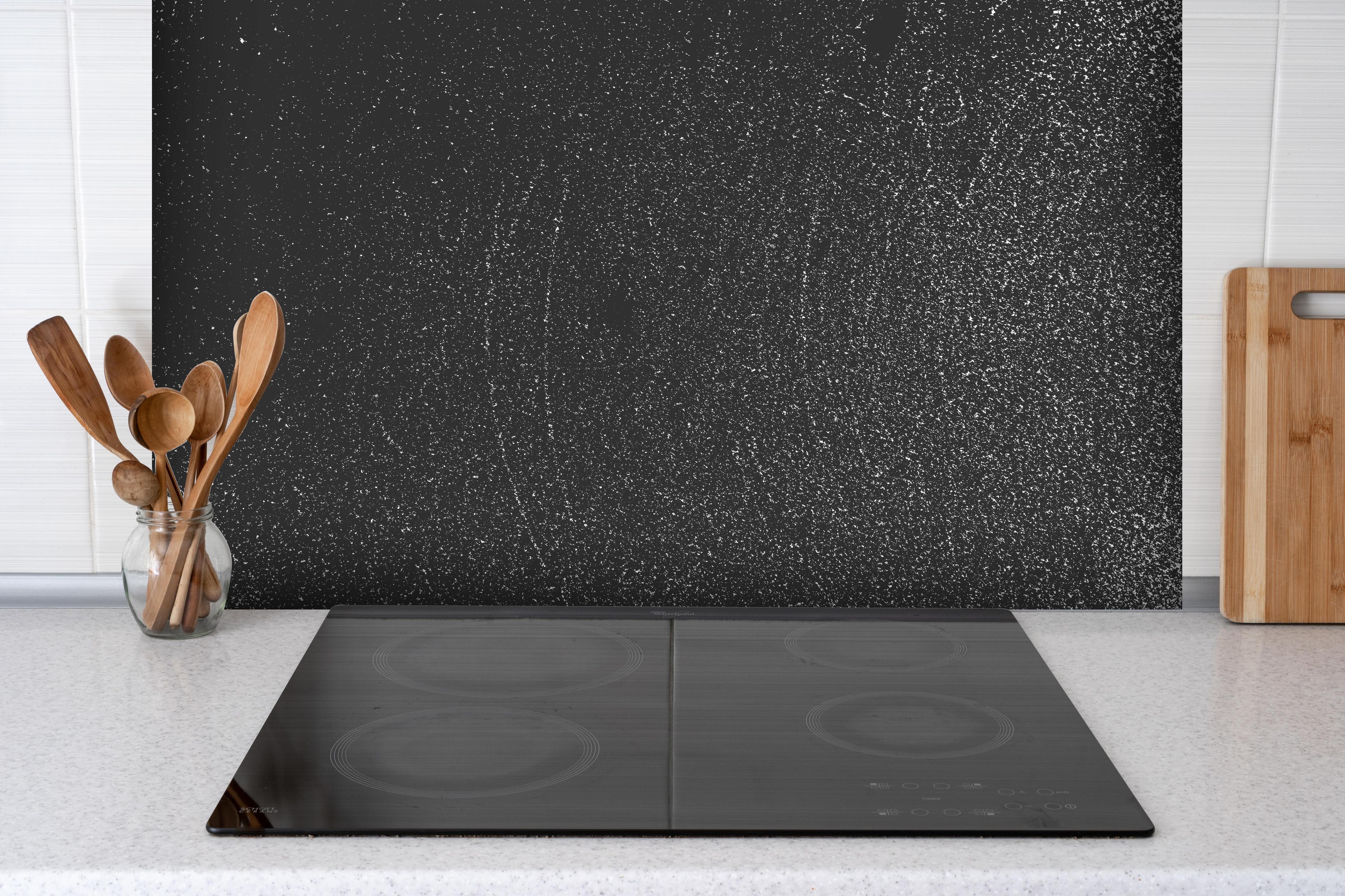 Spritzschutz - Verwitterte Rost-Optik Metall Textur hinter einem Cerankochfeld zwischen Holz-Kochutensilien