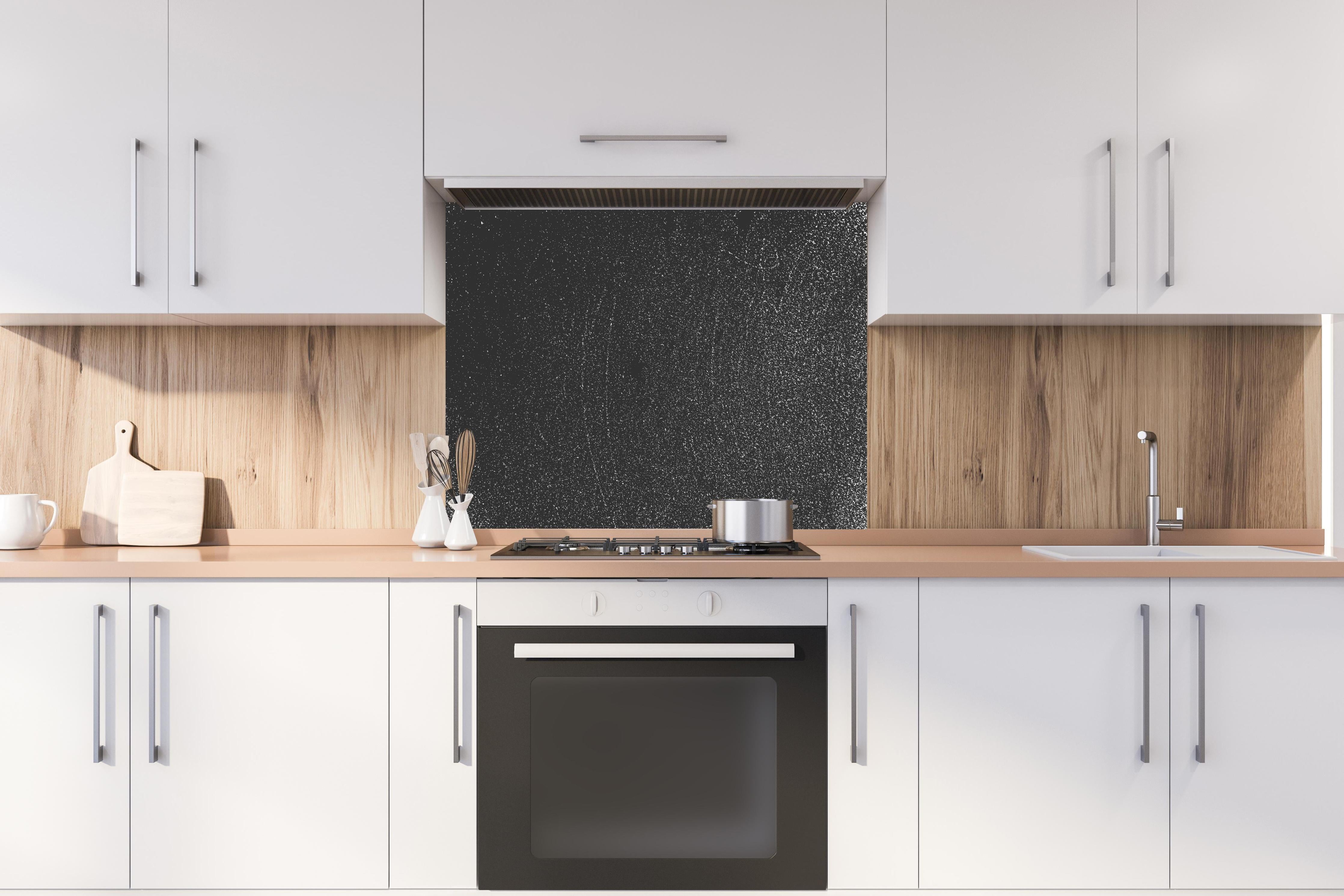 Spritzschutz - Verwitterte Rost-Optik Metall Textur hinter einem Cerankochfeld zwischen Holz-Kochutensilien