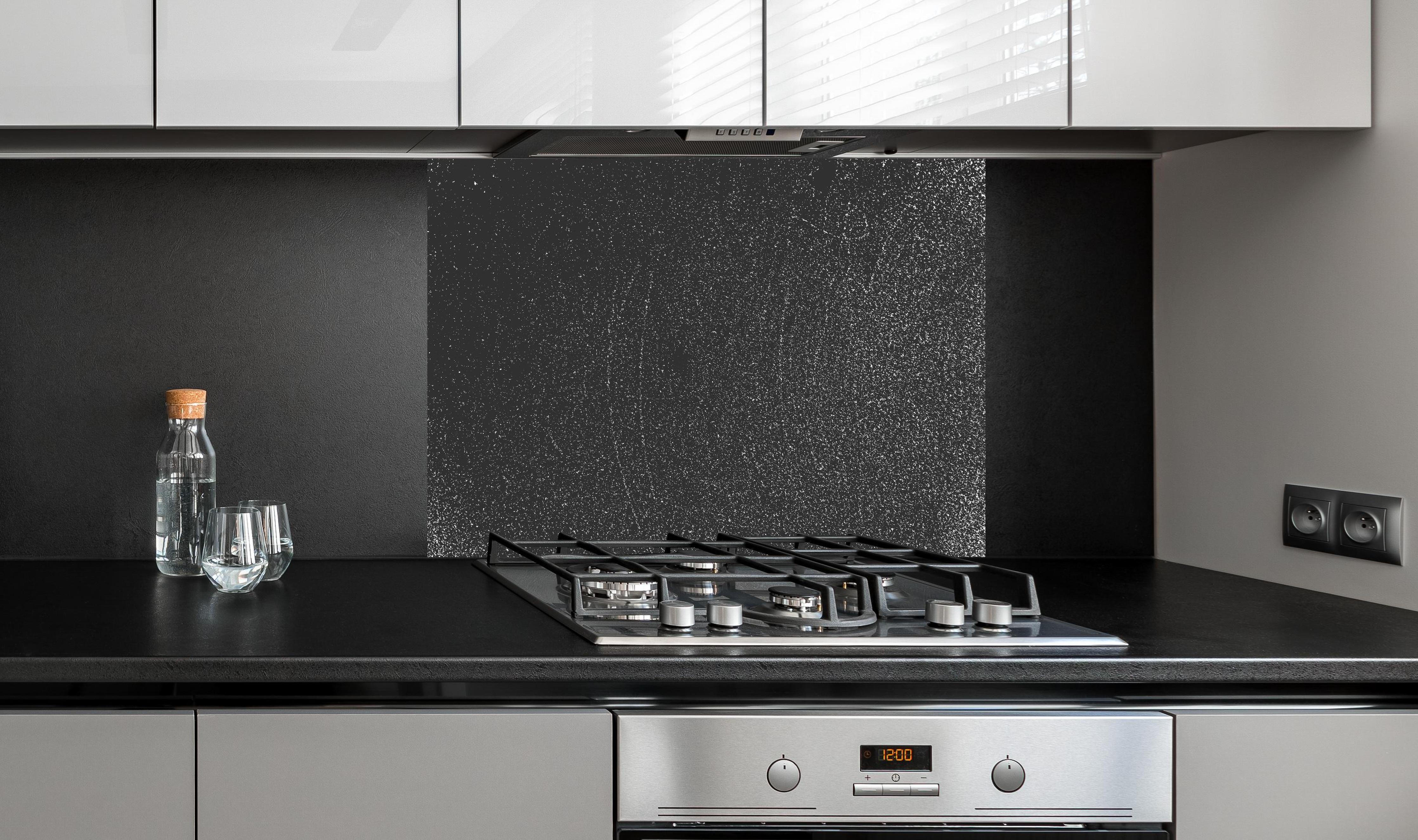 Spritzschutz - Verwitterte Rost-Optik Metall Textur hinter einem Cerankochfeld zwischen Holz-Kochutensilien