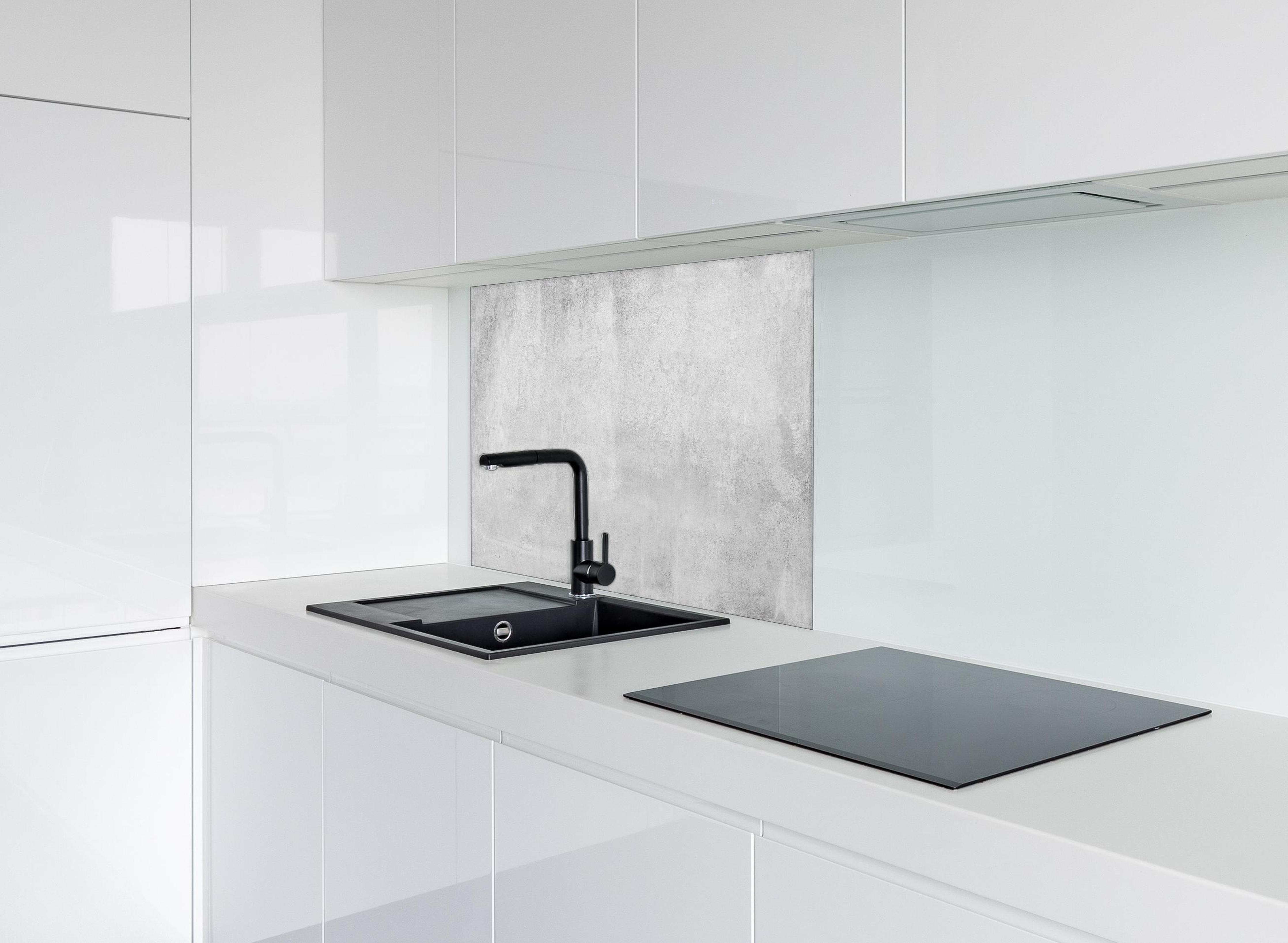 Spritzschutz - Verwitterte graue Zementwand hinter einem Cerankochfeld zwischen Holz-Kochutensilien