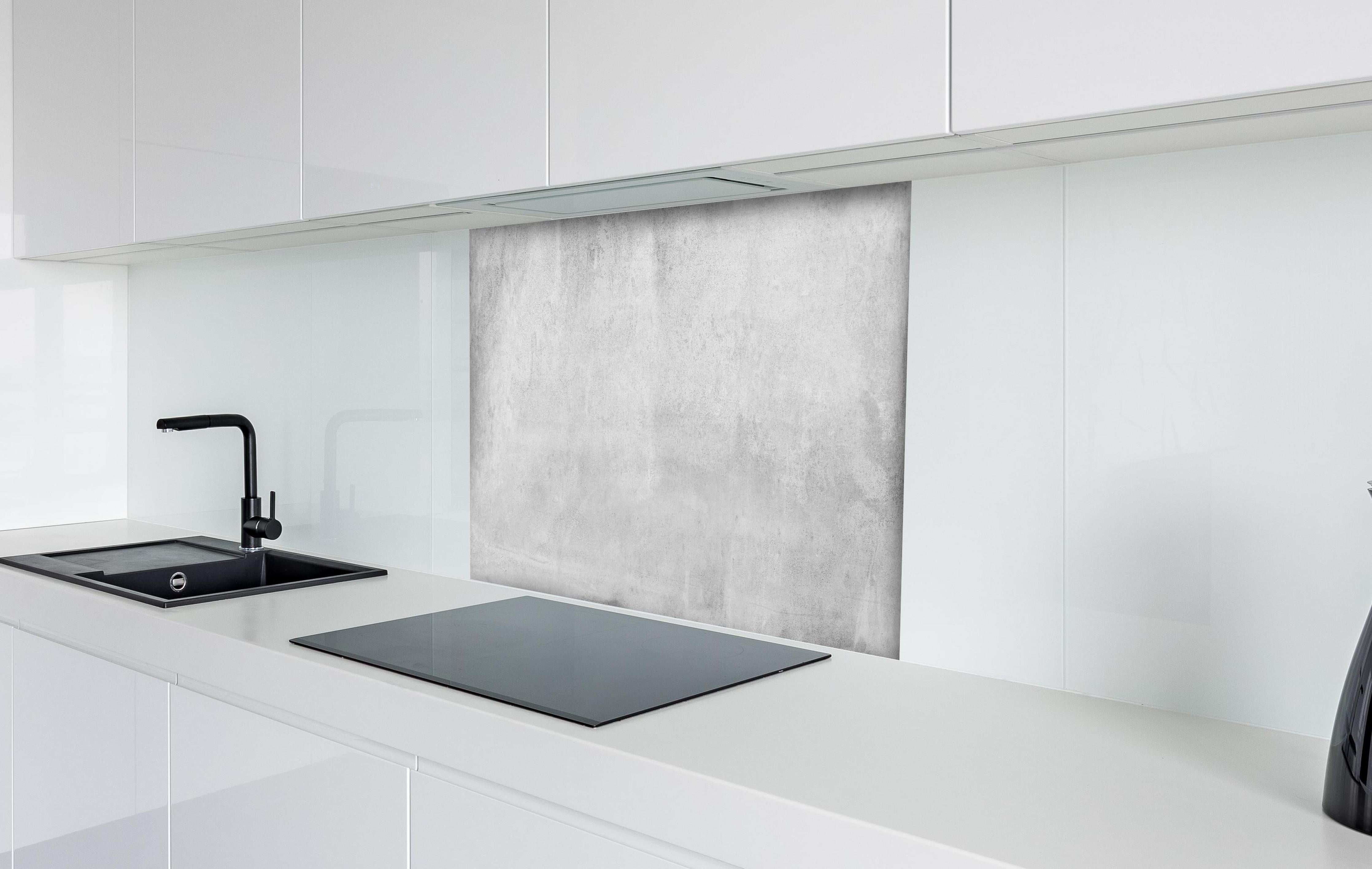 Spritzschutz - Verwitterte graue Zementwand hinter einem Cerankochfeld zwischen Holz-Kochutensilien