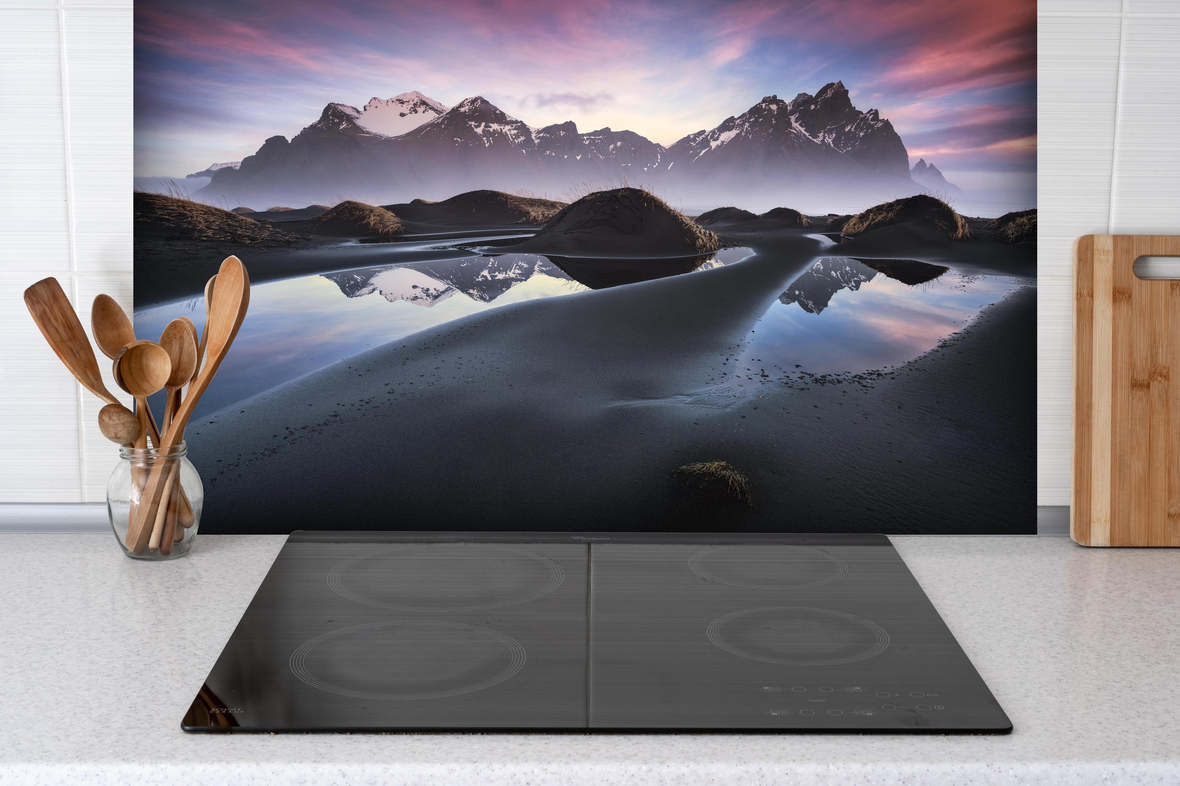 Spritzschutz - Vestrahorn Island Berg Reflexion Dämmerung hinter einem Cerankochfeld zwischen Holz-Kochutensilien