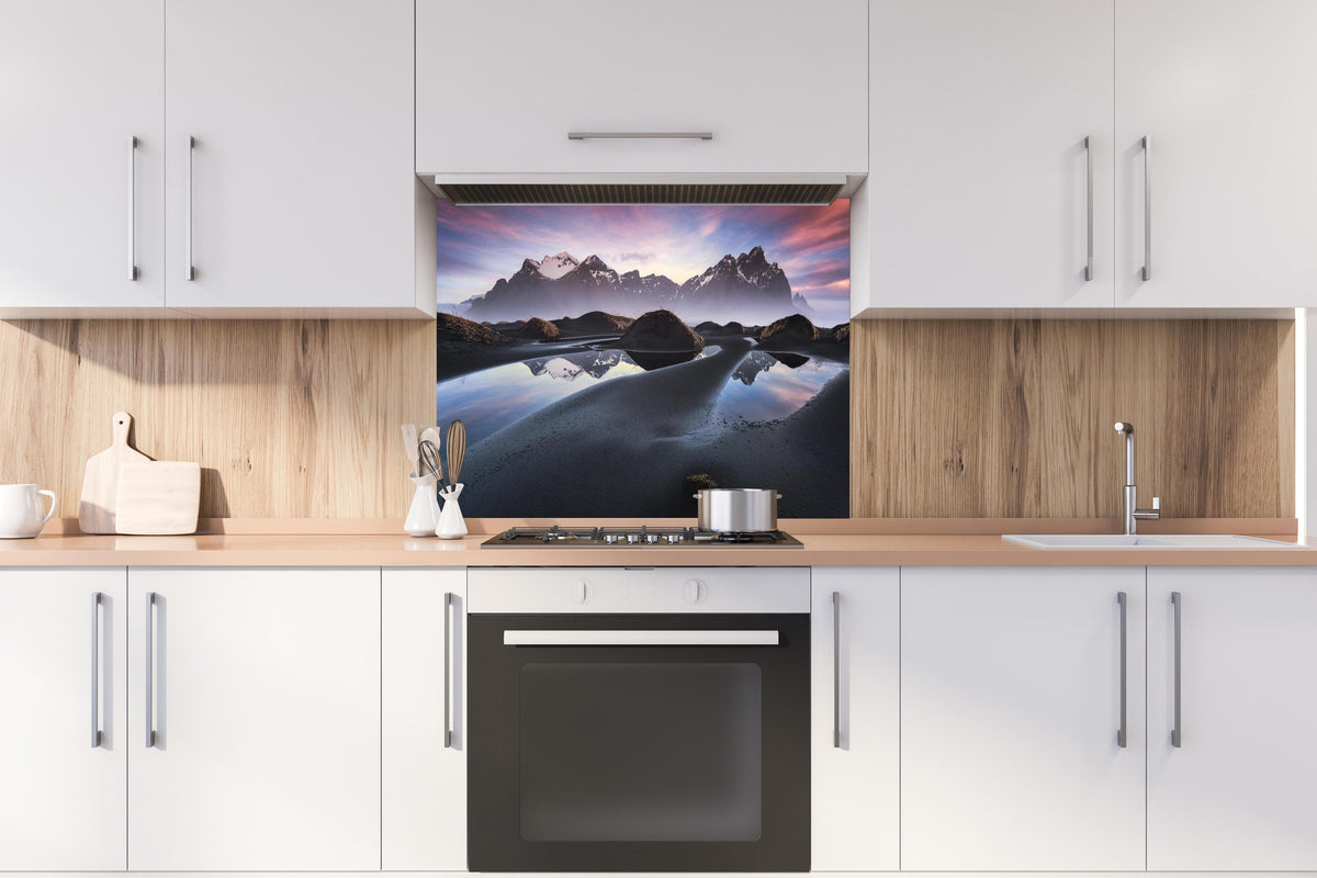 Spritzschutz - Vestrahorn Island Berg Reflexion Dämmerung hinter einem Cerankochfeld zwischen Holz-Kochutensilien