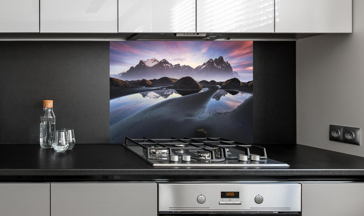 Spritzschutz - Vestrahorn Island Berg Reflexion Dämmerung hinter einem Cerankochfeld zwischen Holz-Kochutensilien