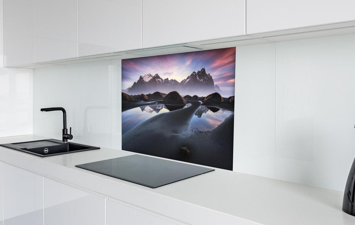 Spritzschutz - Vestrahorn Island Berg Reflexion Dämmerung hinter einem Cerankochfeld zwischen Holz-Kochutensilien