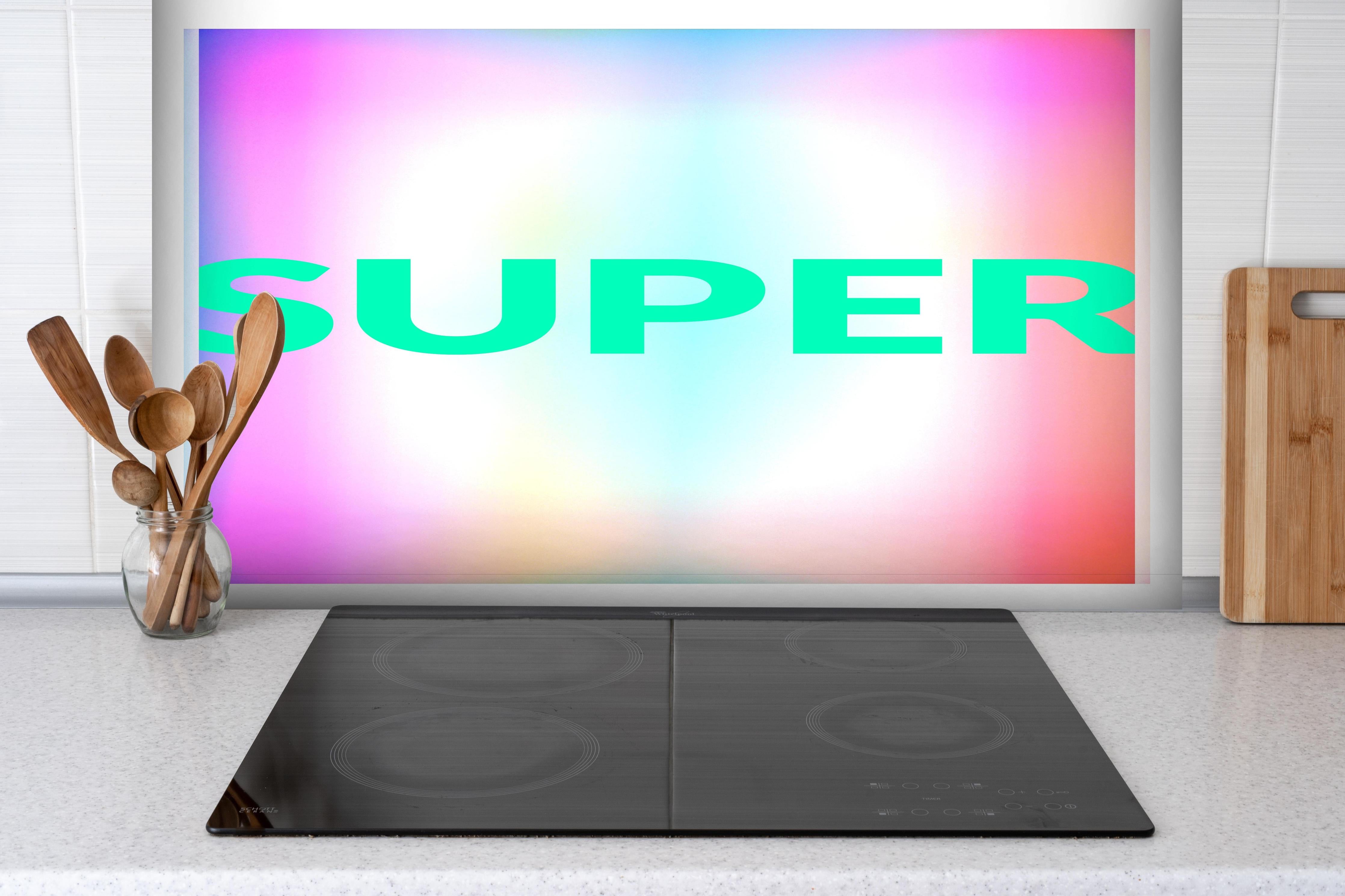 Spritzschutz - Vibrant Glowing 'SUPER' Farbfulle Inspiration hinter einem Cerankochfeld zwischen Holz-Kochutensilien