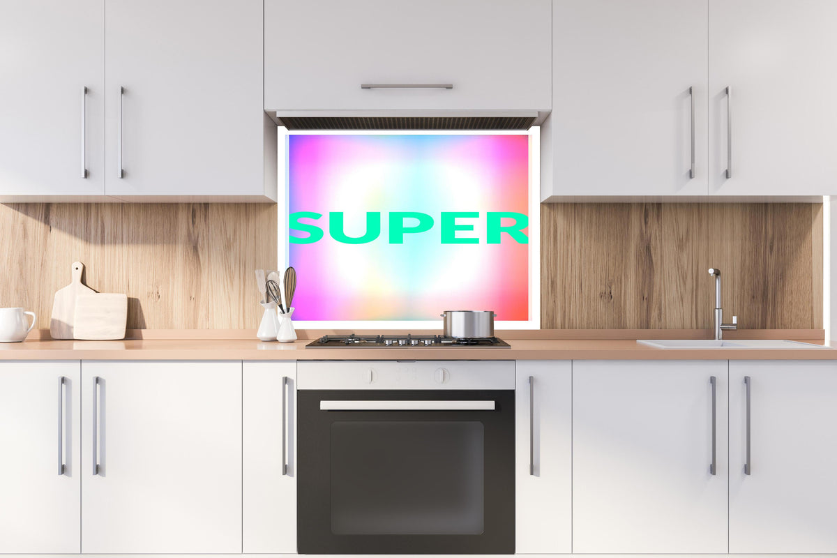 Spritzschutz - Vibrant Glowing 'SUPER' Farbfulle Inspiration hinter einem Cerankochfeld zwischen Holz-Kochutensilien
