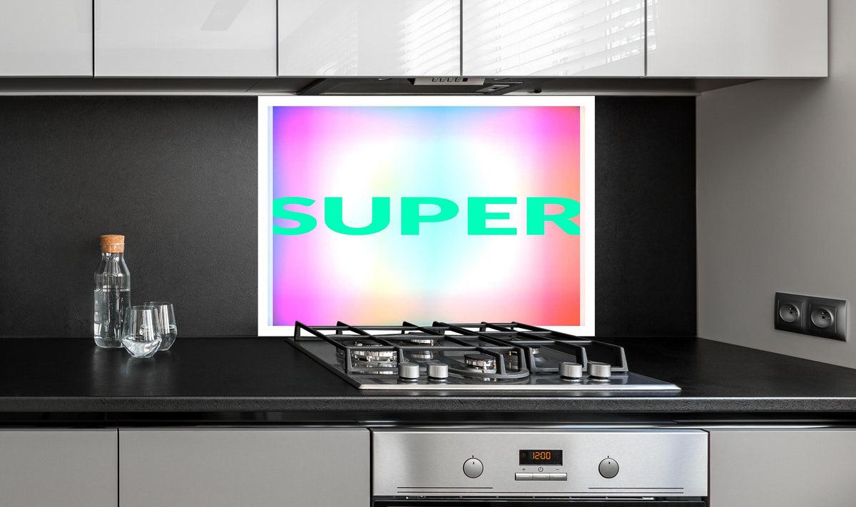 Spritzschutz - Vibrant Glowing 'SUPER' Farbfulle Inspiration hinter einem Cerankochfeld zwischen Holz-Kochutensilien