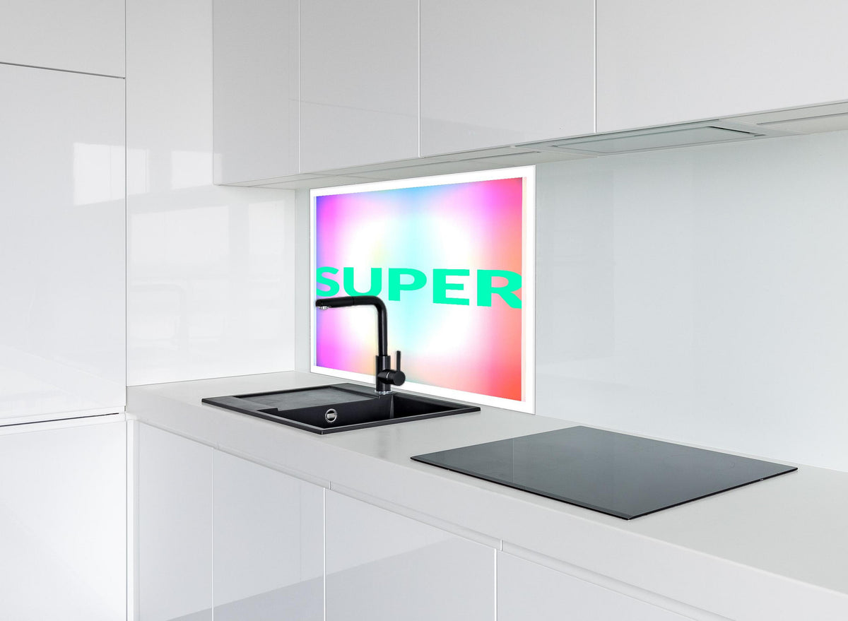 Spritzschutz - Vibrant Glowing 'SUPER' Farbfulle Inspiration hinter einem Cerankochfeld zwischen Holz-Kochutensilien