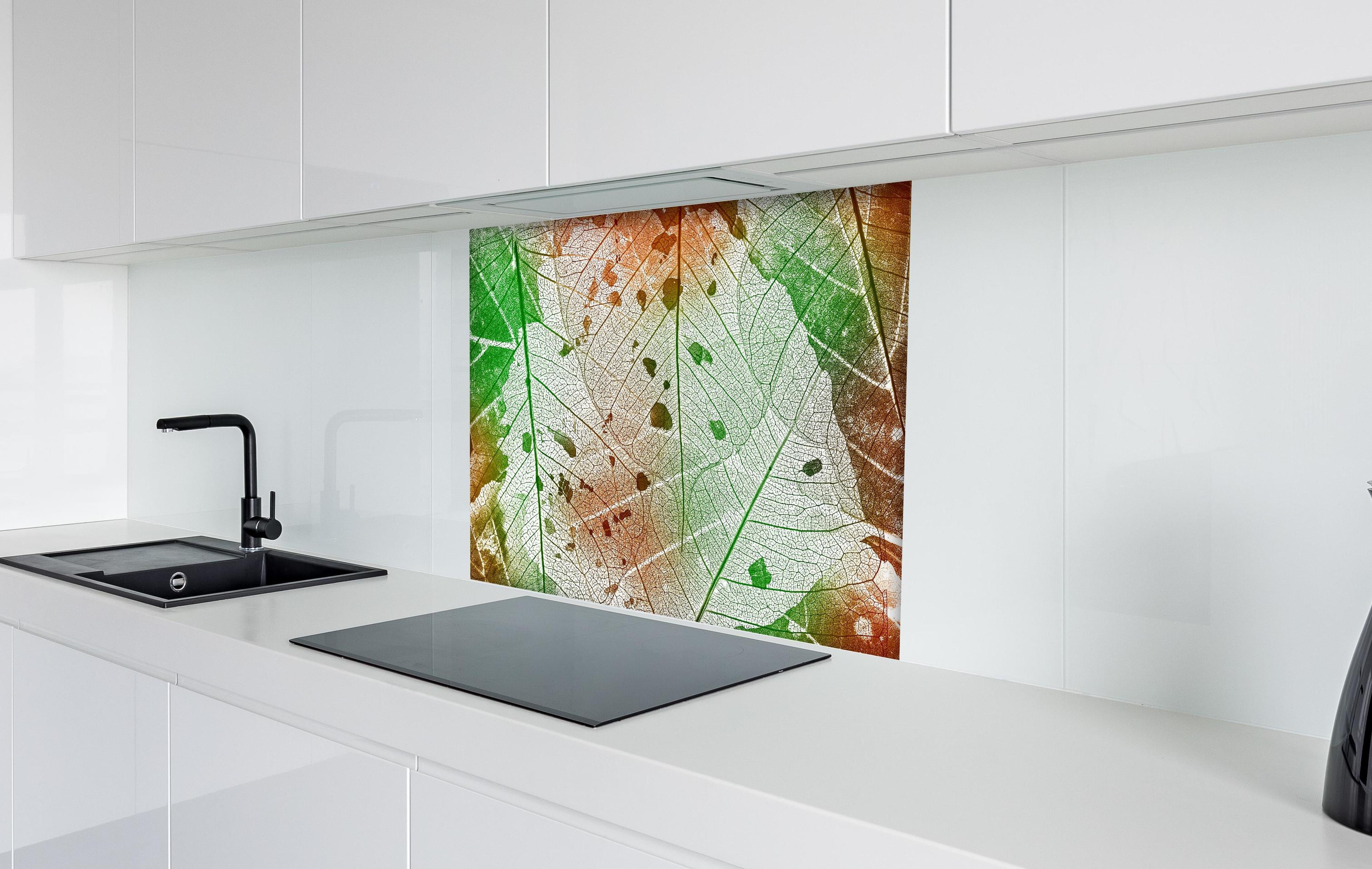 Spritzschutz - Vielfarbige Blattstruktur Detailansicht hinter einem Cerankochfeld zwischen Holz-Kochutensilien