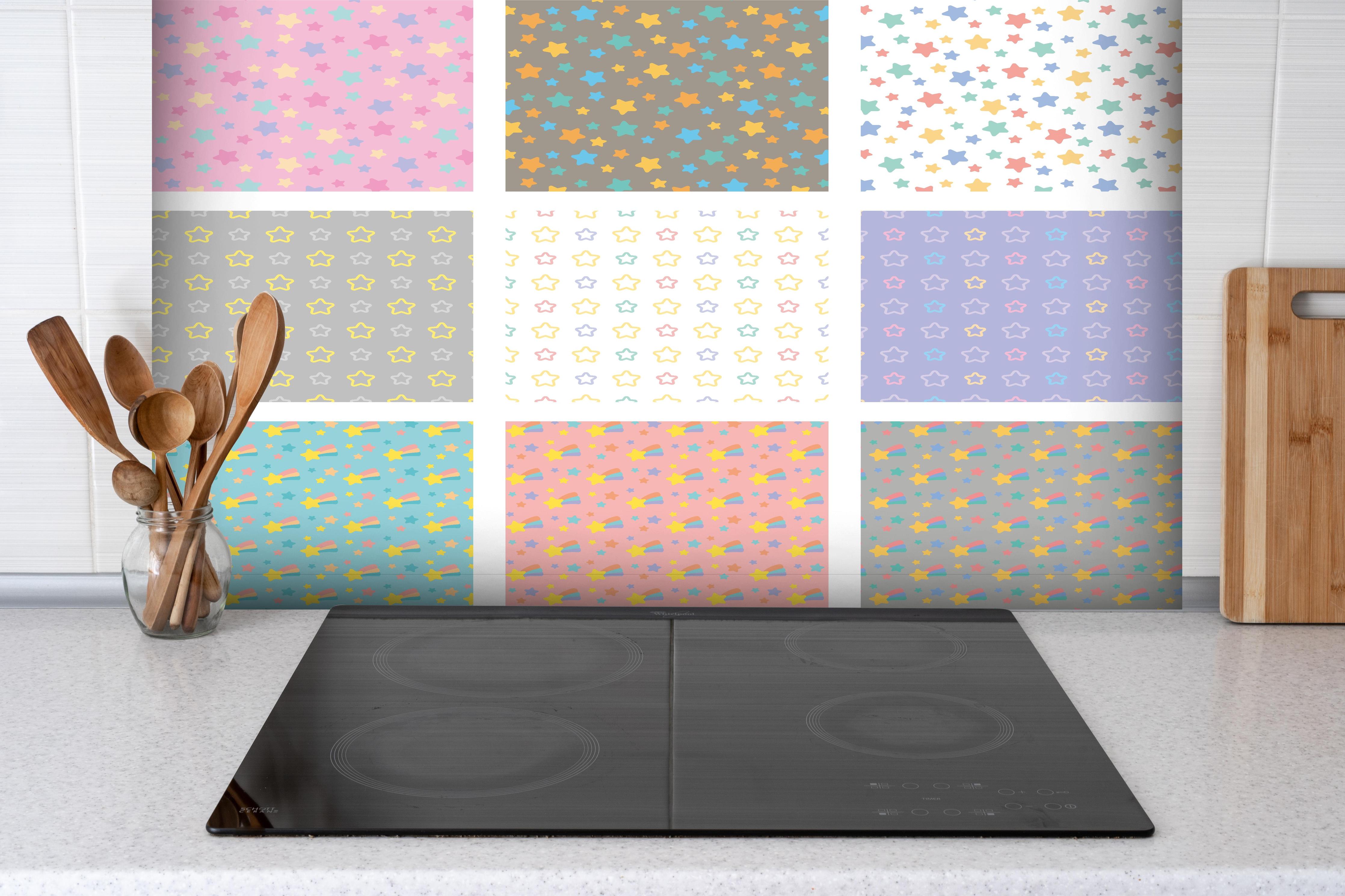 Spritzschutz - Vielseitige bunte Sternenmuster Kollektion hinter einem Cerankochfeld zwischen Holz-Kochutensilien