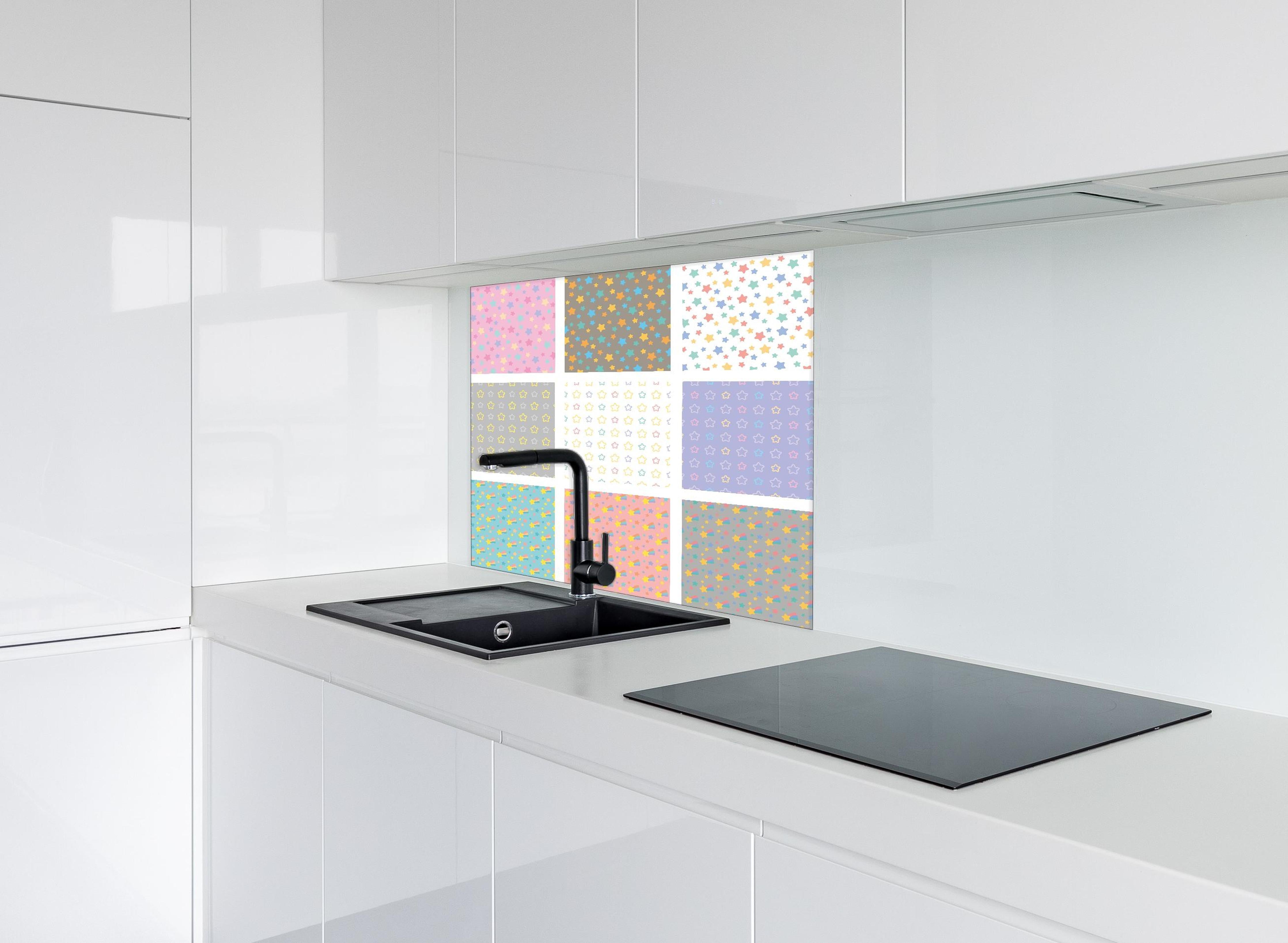 Spritzschutz - Vielseitige bunte Sternenmuster Kollektion hinter einem Cerankochfeld zwischen Holz-Kochutensilien