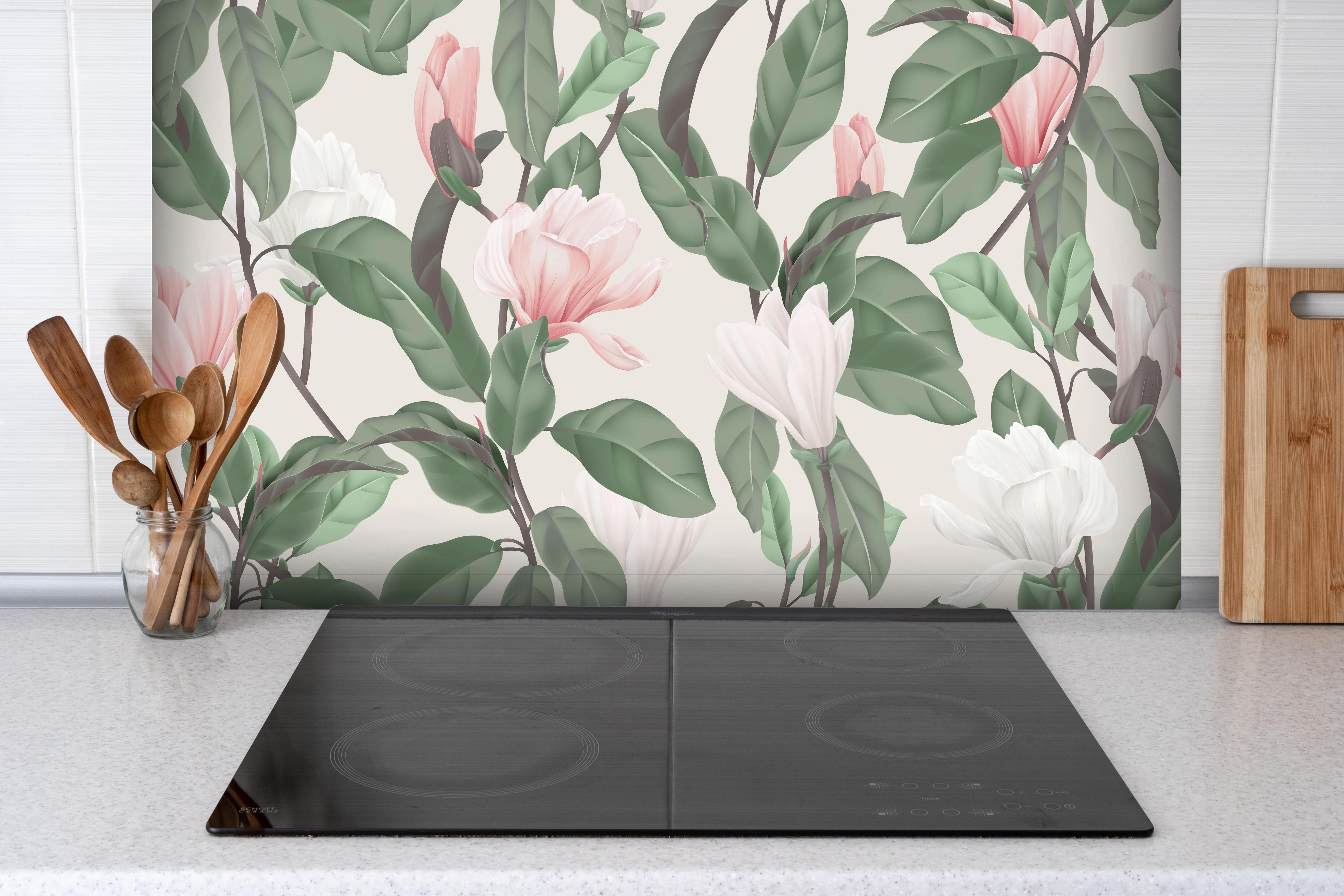 Spritzschutz - Vintage Anise Magnolia Blumenmuster Pastell hinter einem Cerankochfeld zwischen Holz-Kochutensilien