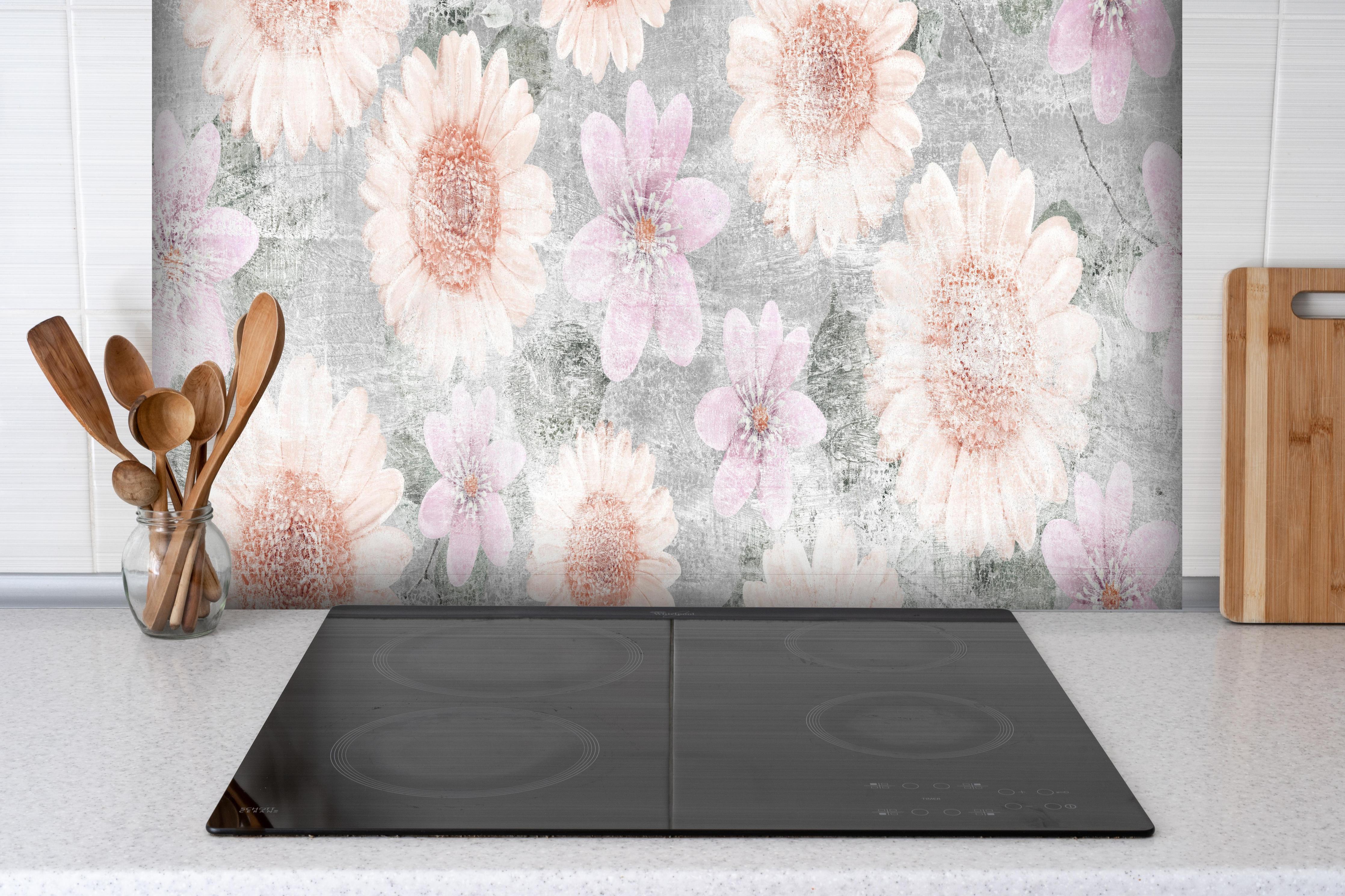 Spritzschutz - Vintage Blumenkunst - Zeichnung hinter einem Cerankochfeld zwischen Holz-Kochutensilien