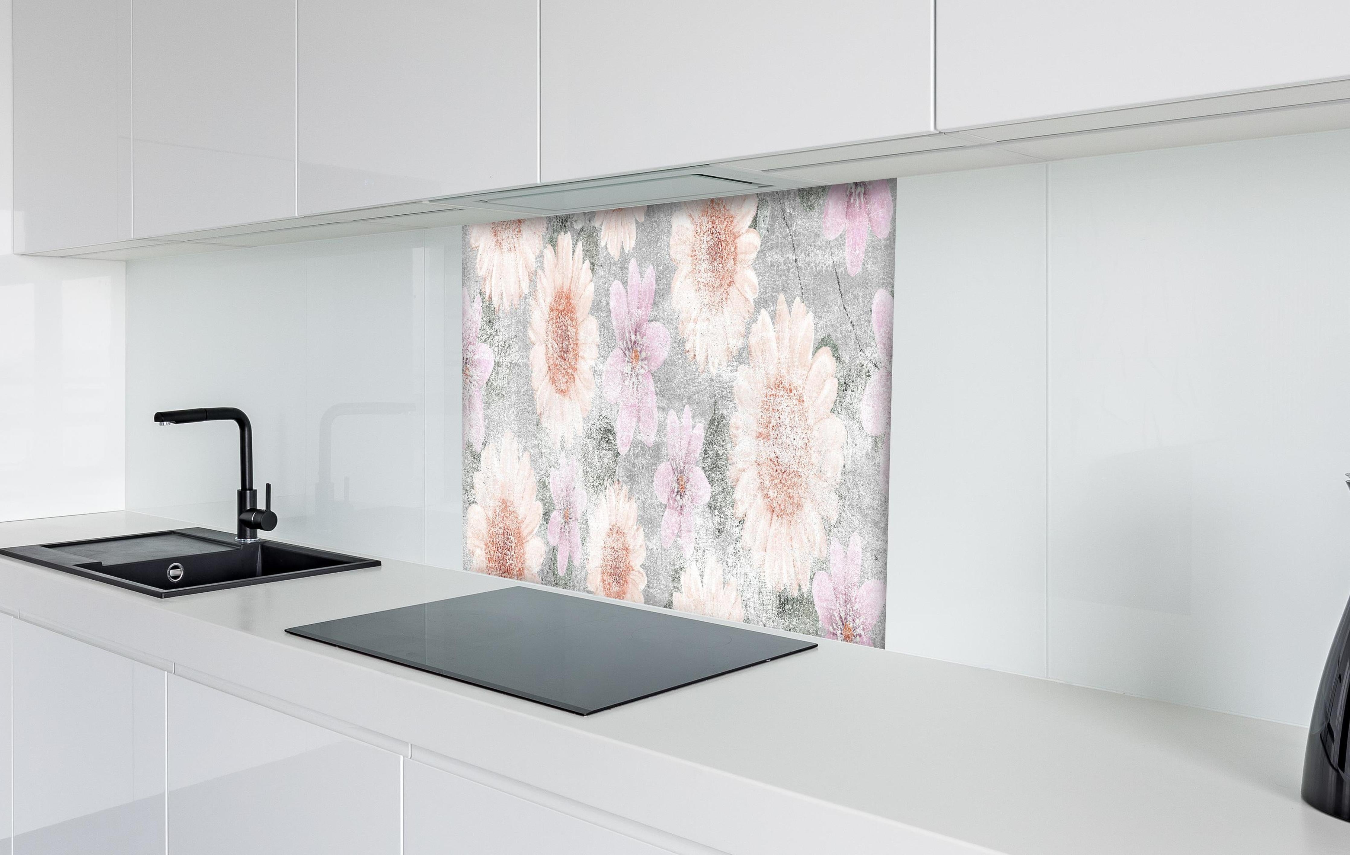 Spritzschutz - Vintage Blumenkunst - Zeichnung hinter einem Cerankochfeld zwischen Holz-Kochutensilien