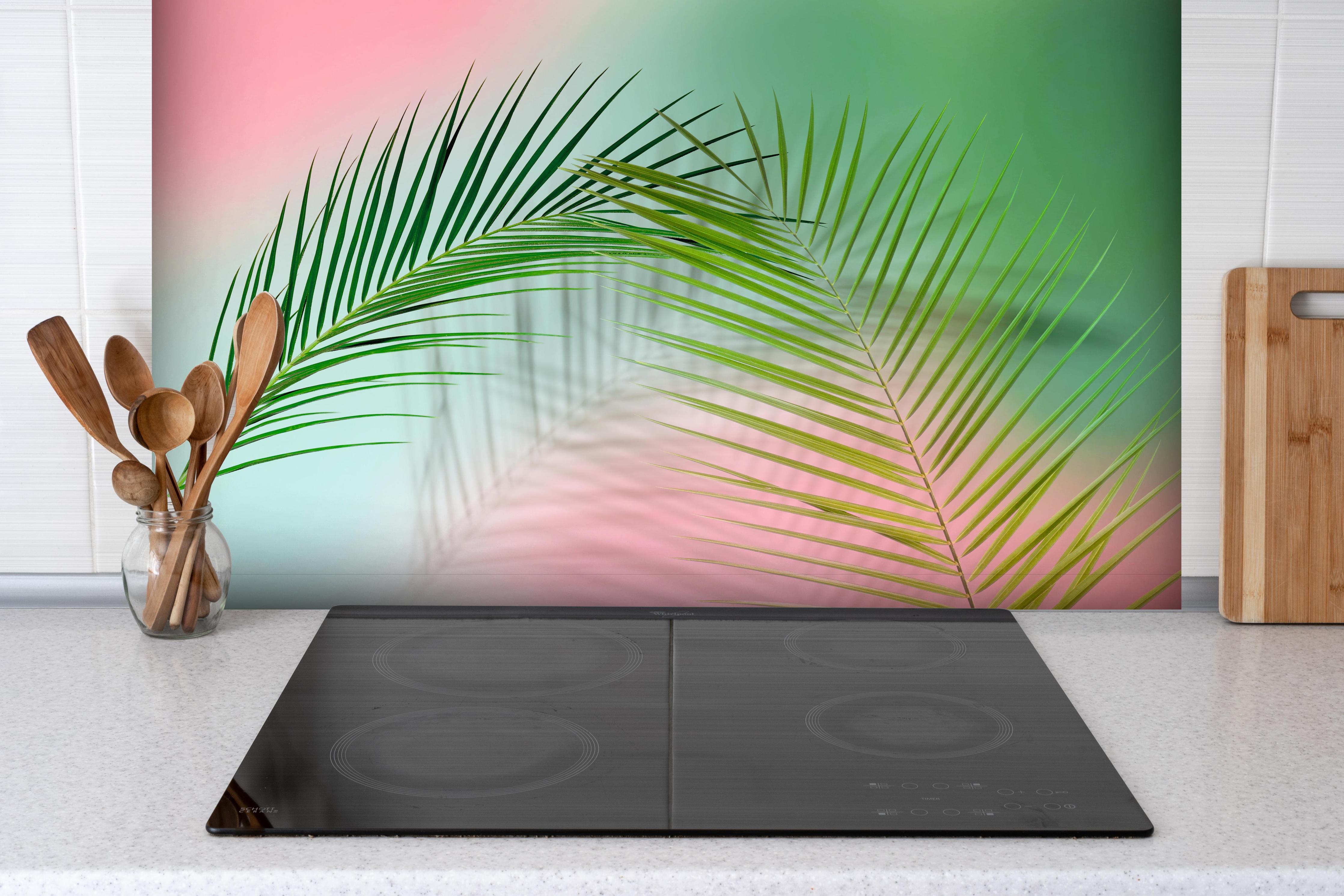 Spritzschutz - Vintage Darstellung von Palmzweigen hinter einem Cerankochfeld zwischen Holz-Kochutensilien