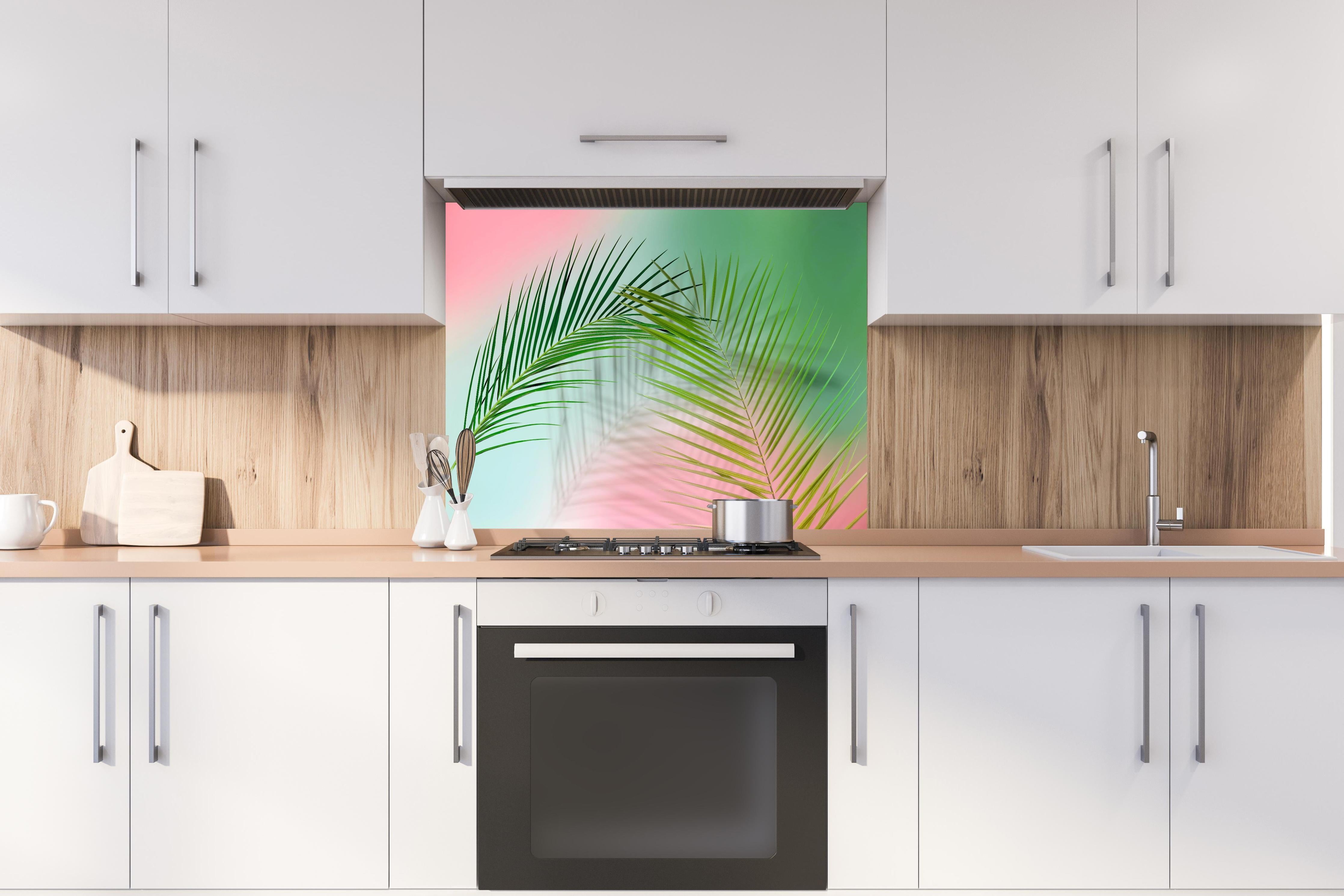 Spritzschutz - Vintage Darstellung von Palmzweigen hinter einem Cerankochfeld zwischen Holz-Kochutensilien