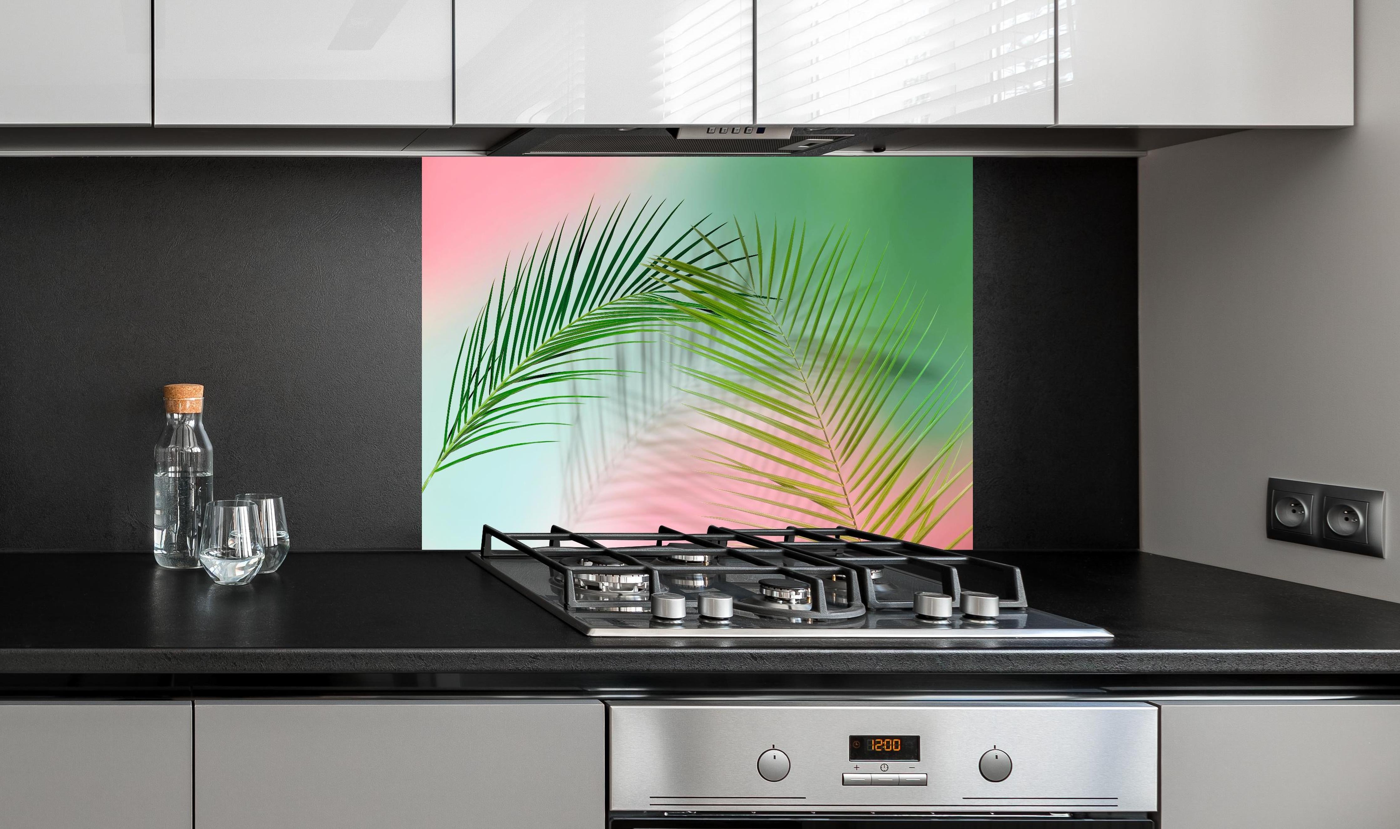 Spritzschutz - Vintage Darstellung von Palmzweigen hinter einem Cerankochfeld zwischen Holz-Kochutensilien