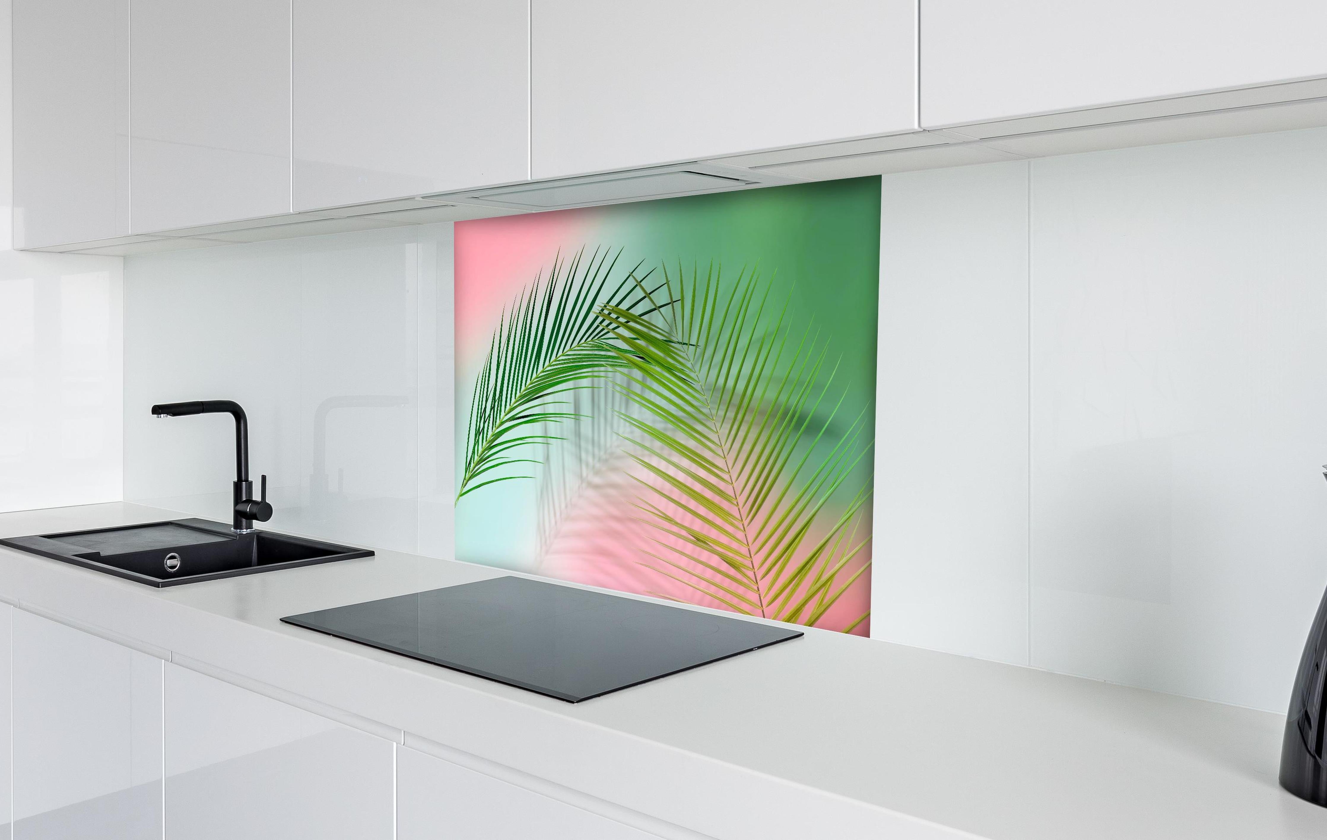 Spritzschutz - Vintage Darstellung von Palmzweigen hinter einem Cerankochfeld zwischen Holz-Kochutensilien