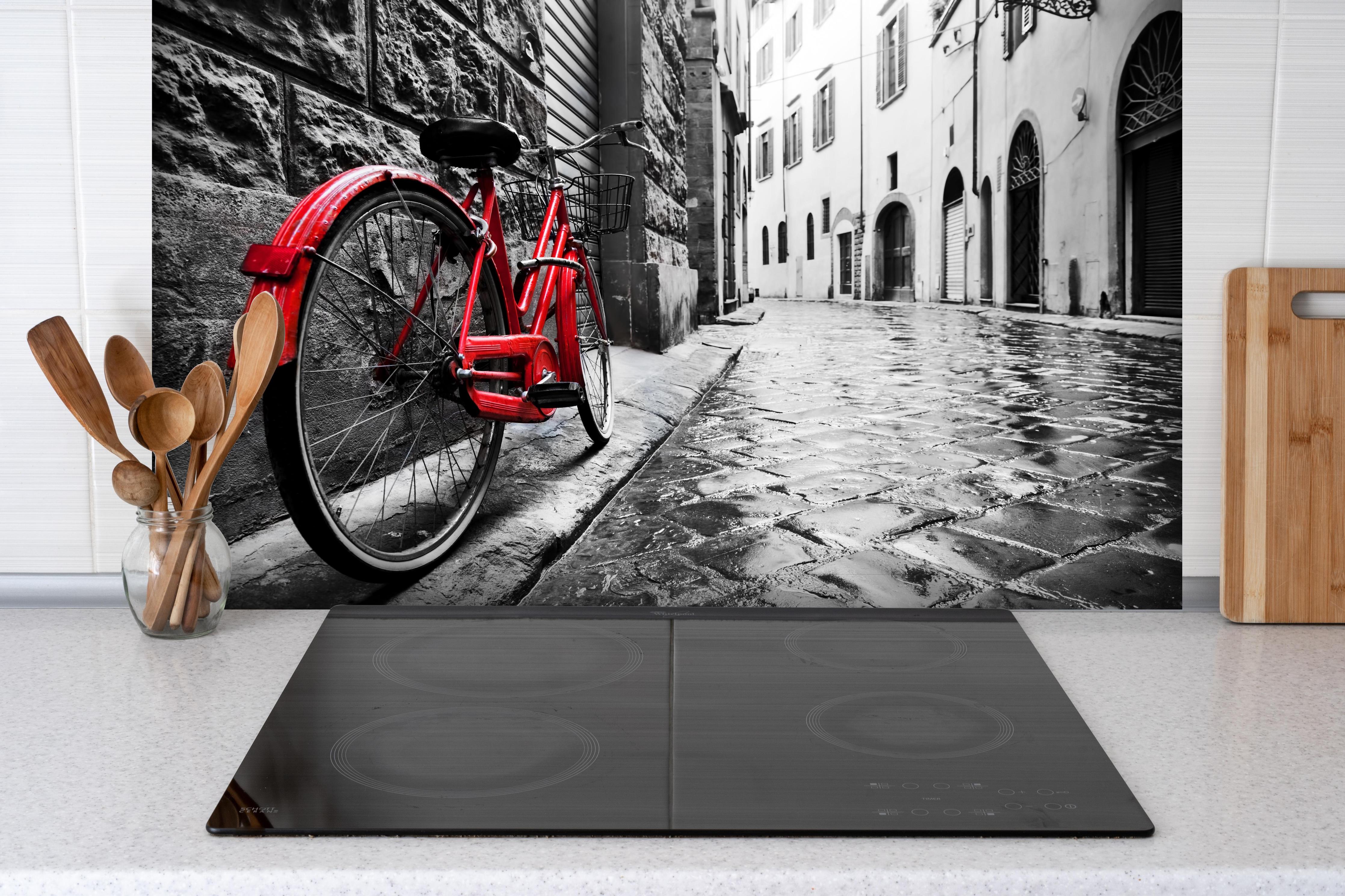 Spritzschutz - Vintage Fahrrad - Altstadt hinter einem Cerankochfeld zwischen Holz-Kochutensilien