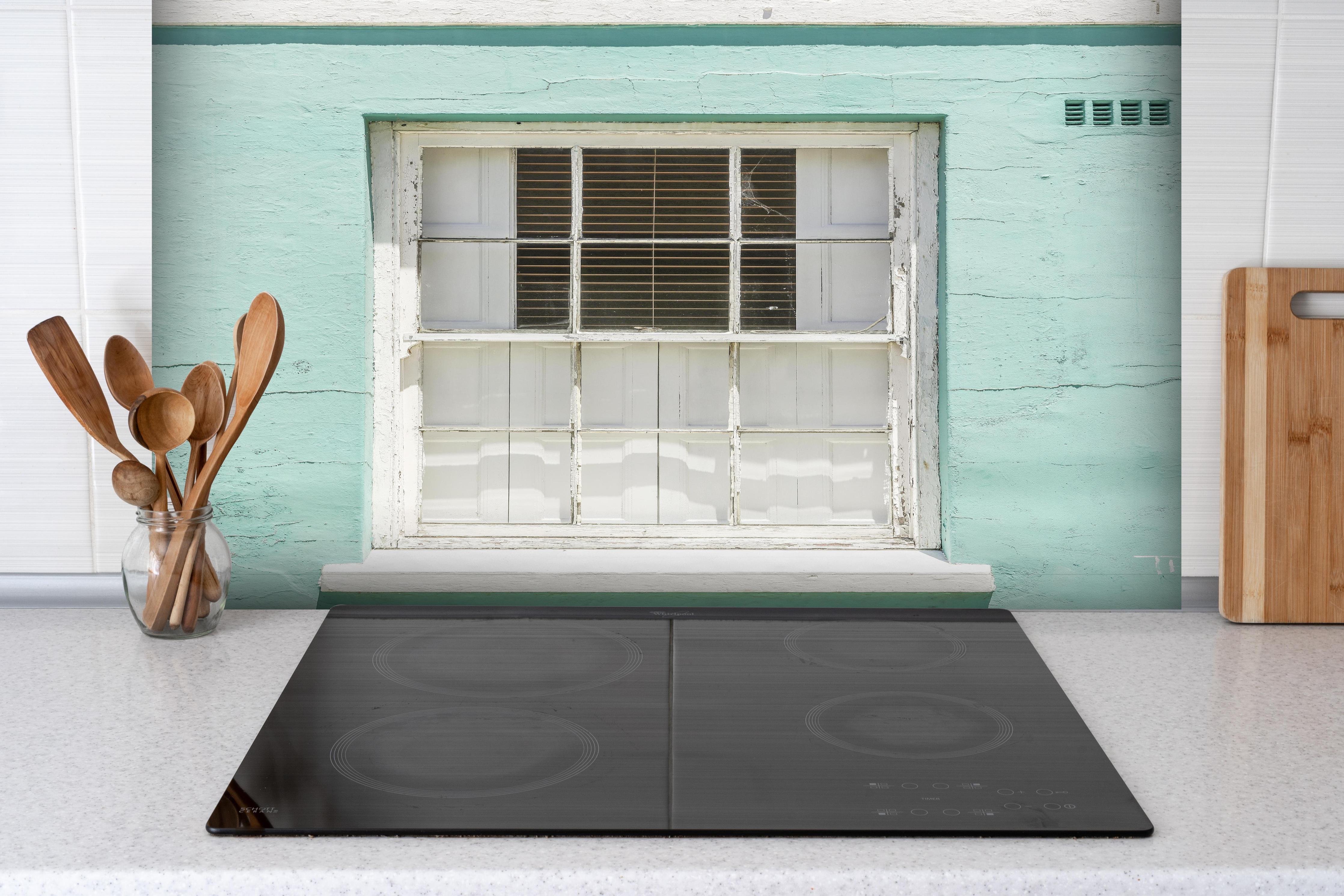 Spritzschutz - Vintage Fenster an Mintgrüner Wand hinter einem Cerankochfeld zwischen Holz-Kochutensilien