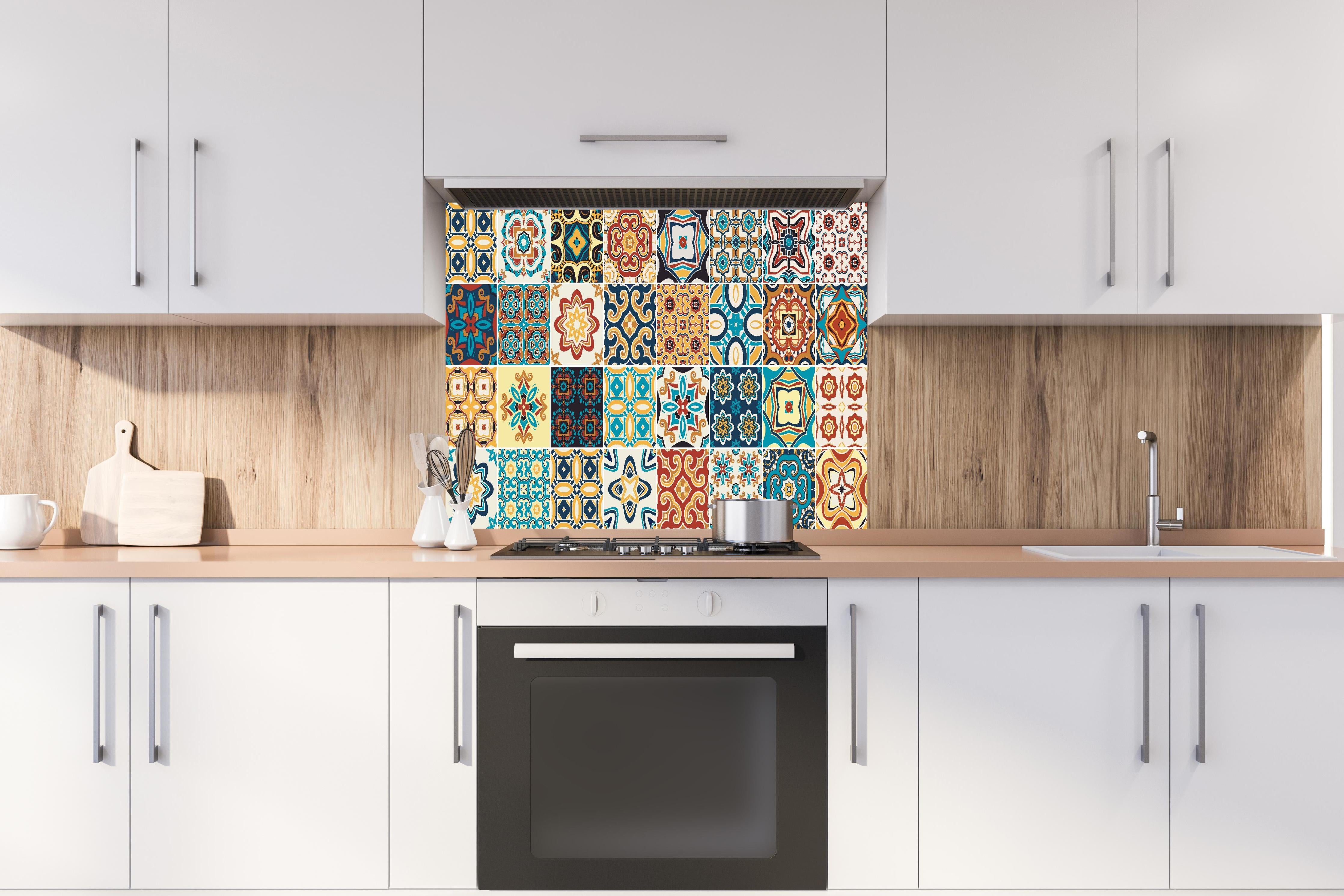 Spritzschutz - Vintage Fliesen-Muster in Bunten Farben hinter einem Cerankochfeld zwischen Holz-Kochutensilien