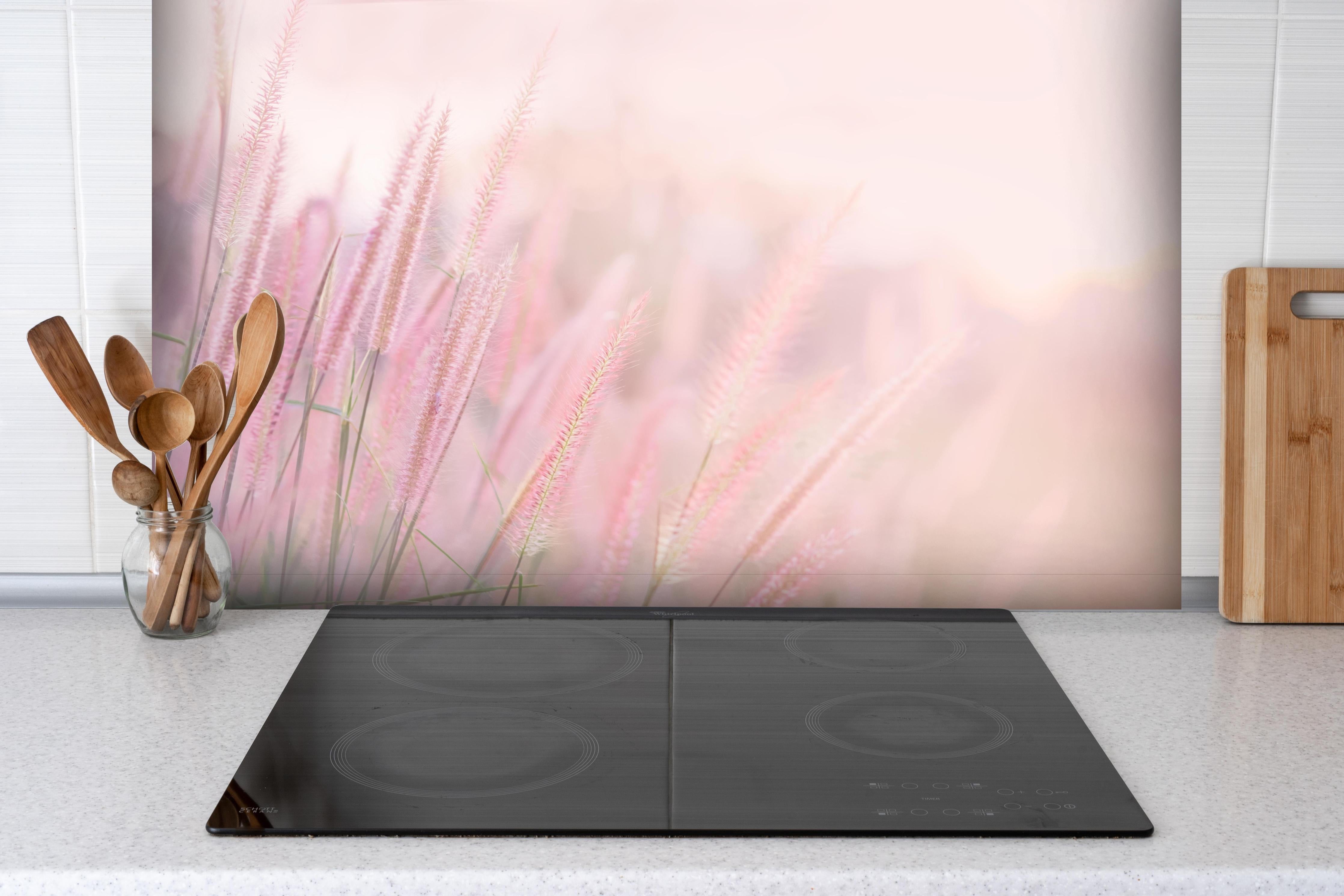 Spritzschutz - Vintage Gräser in Pastellrosa und Weiß hinter einem Cerankochfeld zwischen Holz-Kochutensilien