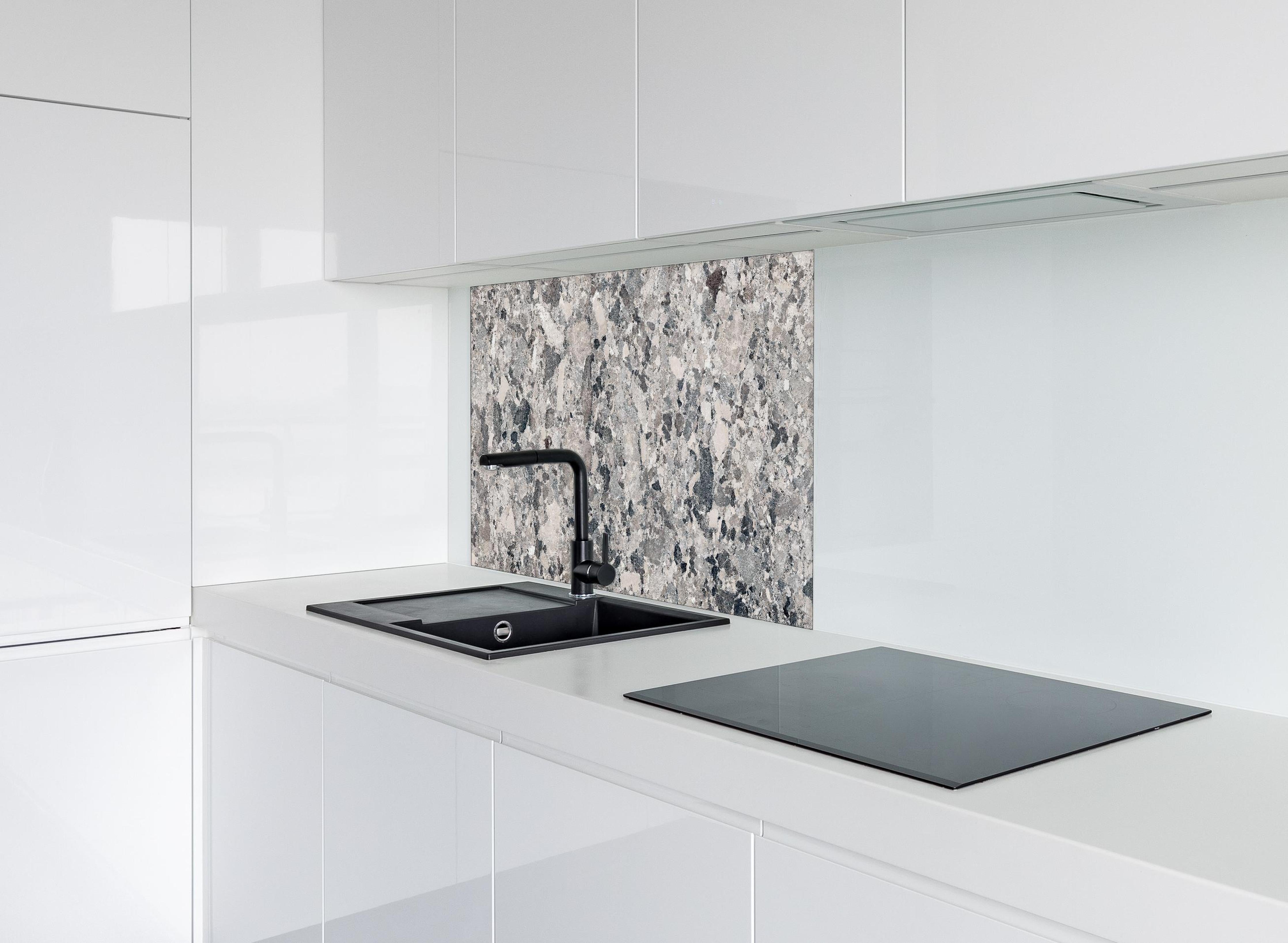 Spritzschutz - Vintage Granit-Textur hinter einem Cerankochfeld zwischen Holz-Kochutensilien