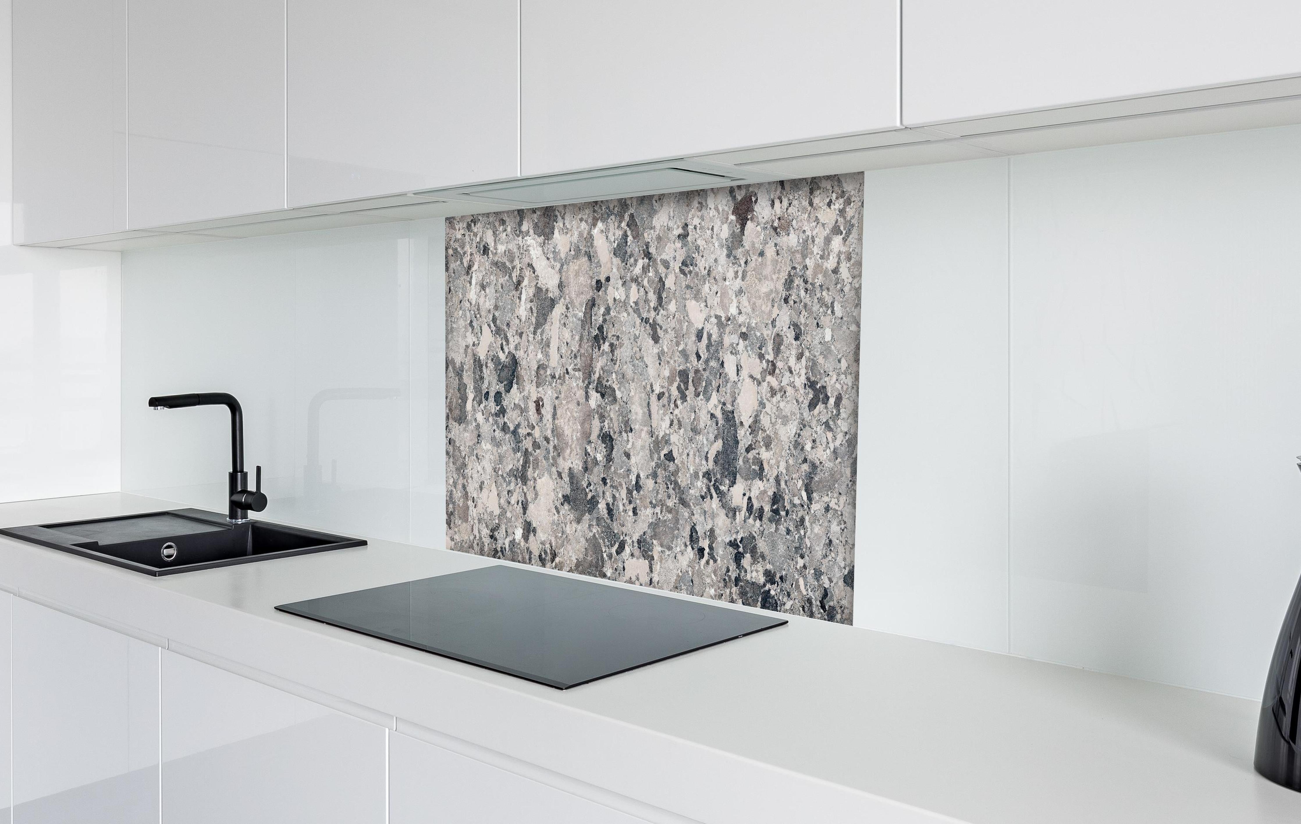 Spritzschutz - Vintage Granit-Textur hinter einem Cerankochfeld zwischen Holz-Kochutensilien