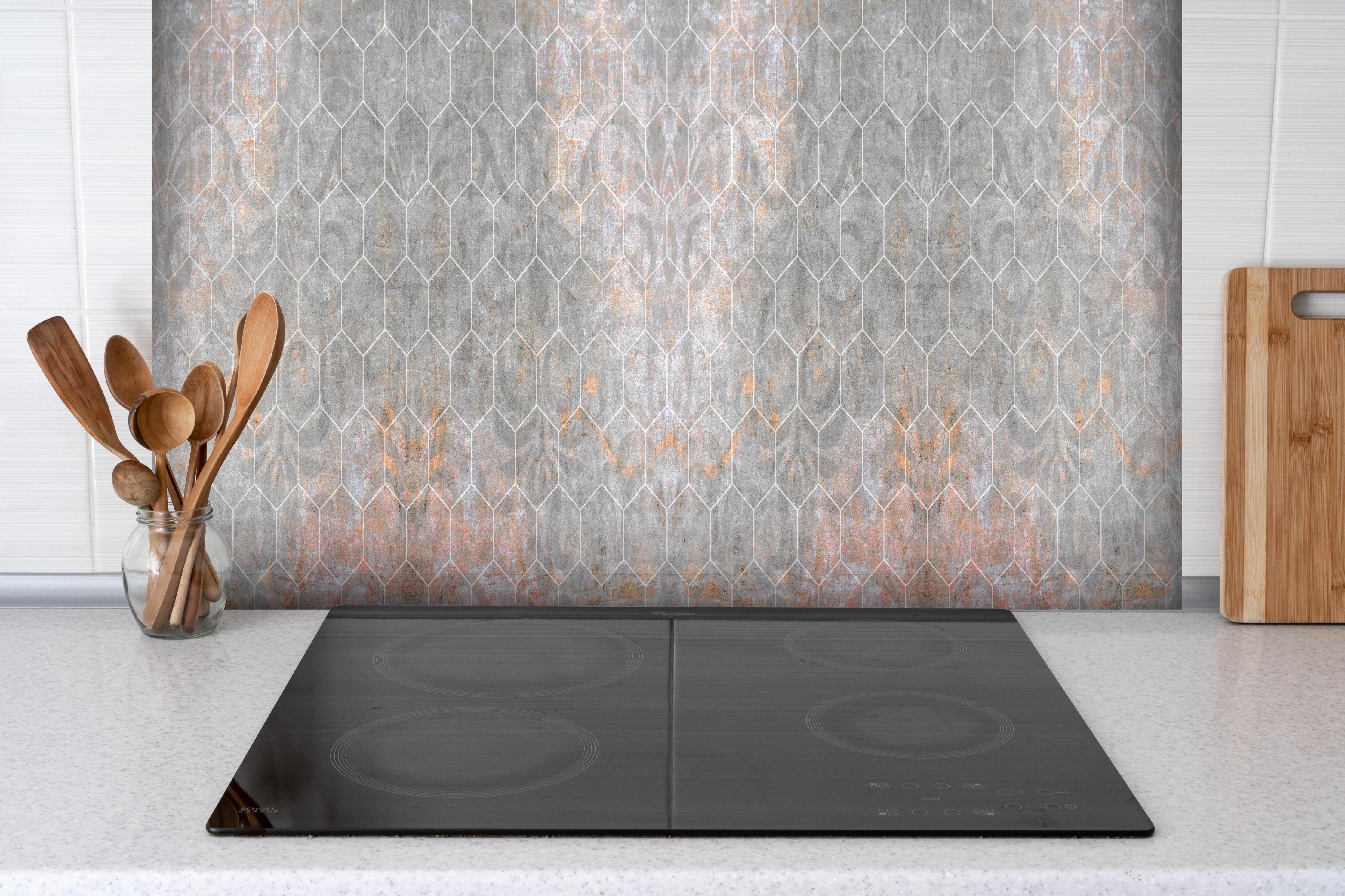 Spritzschutz - Vintage Grau-Weiß Damask Fliesentextur hinter einem Cerankochfeld zwischen Holz-Kochutensilien