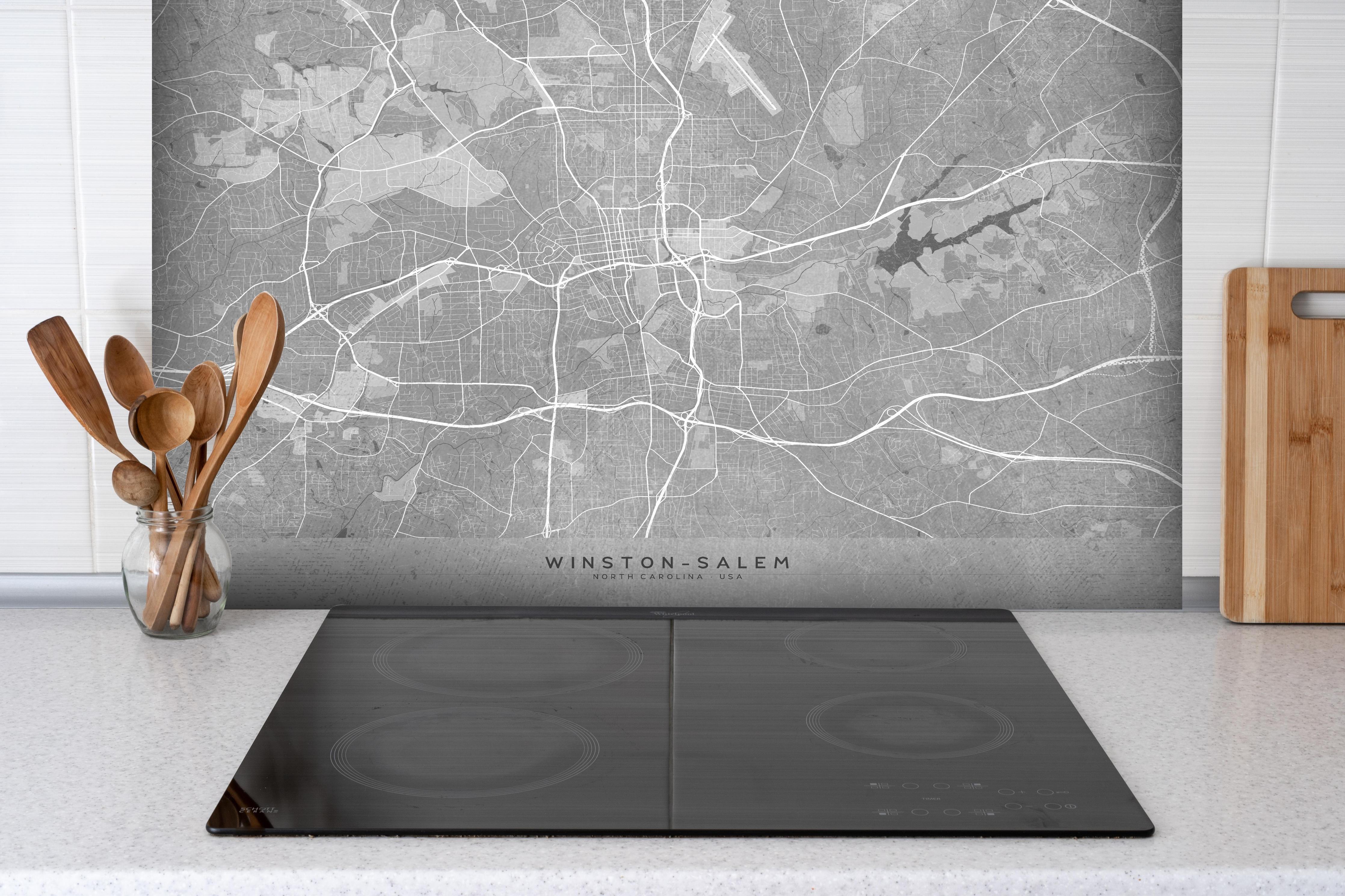 Spritzschutz - Vintage Graue Karte von Winston Salem NC hinter einem Cerankochfeld zwischen Holz-Kochutensilien