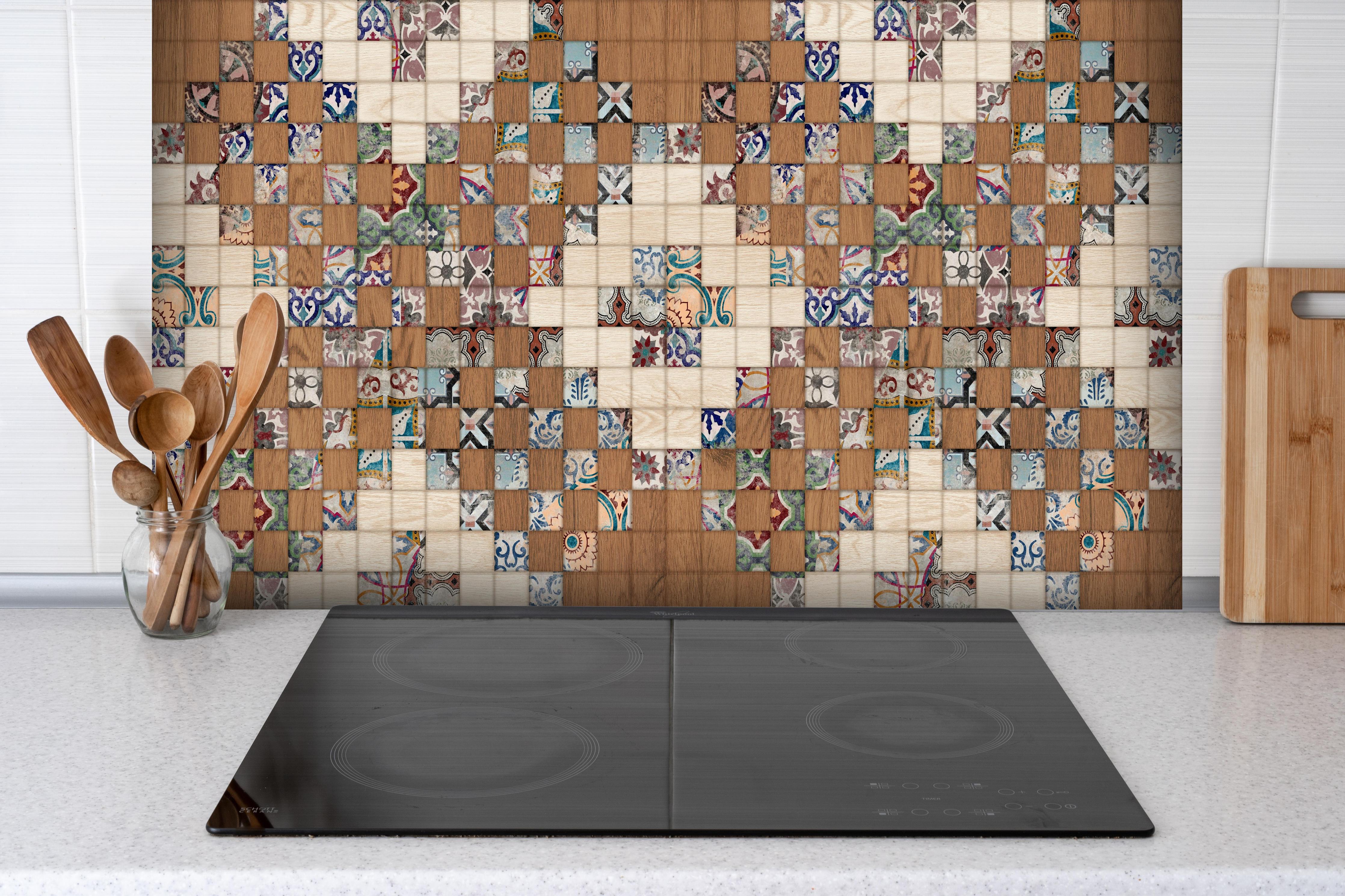 Spritzschutz - Vintage Holz-Mosaik Retro Design hinter einem Cerankochfeld zwischen Holz-Kochutensilien