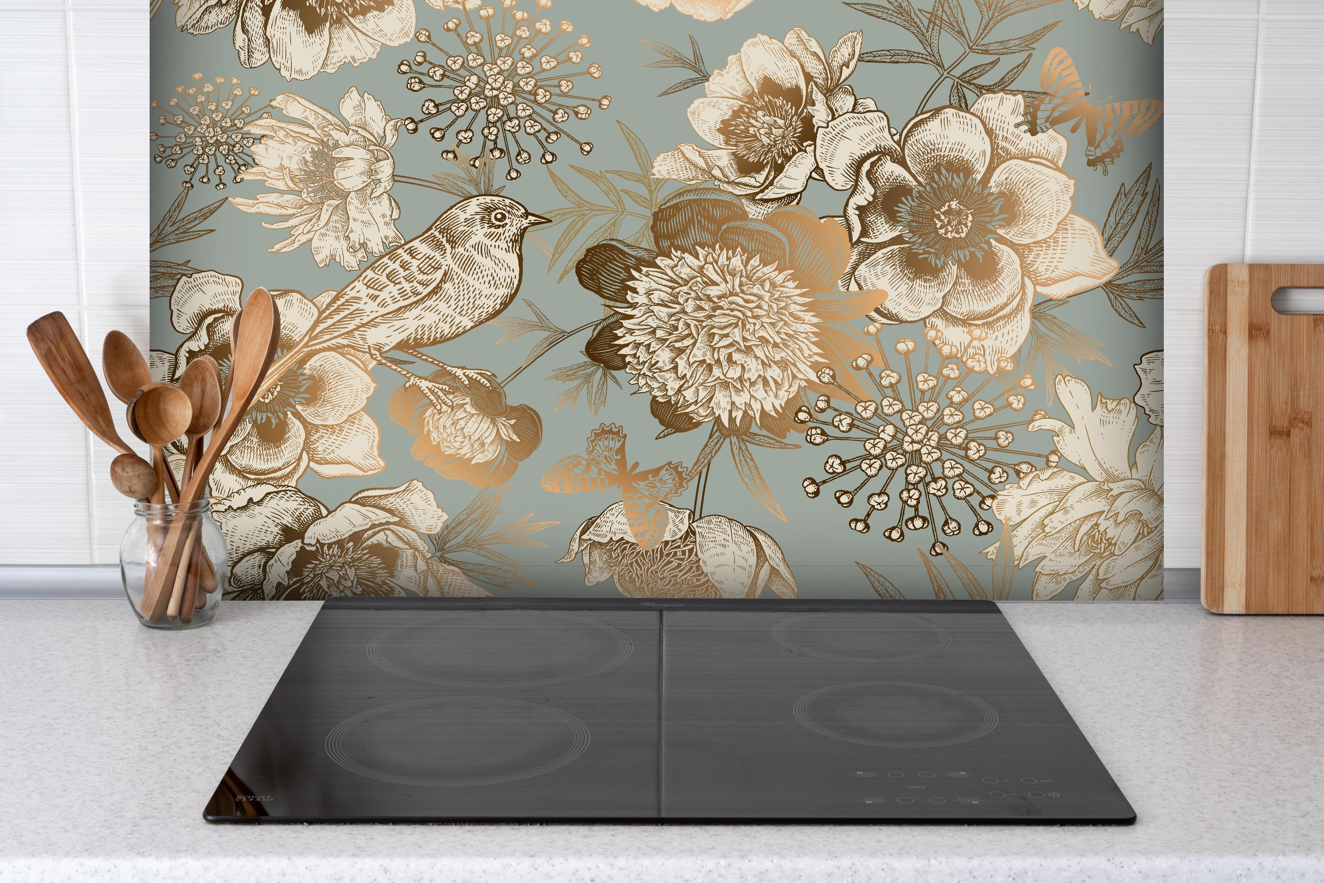 Spritzschutz - Vintage Peonien Vogelmotiv Beige Braun hinter einem Cerankochfeld zwischen Holz-Kochutensilien