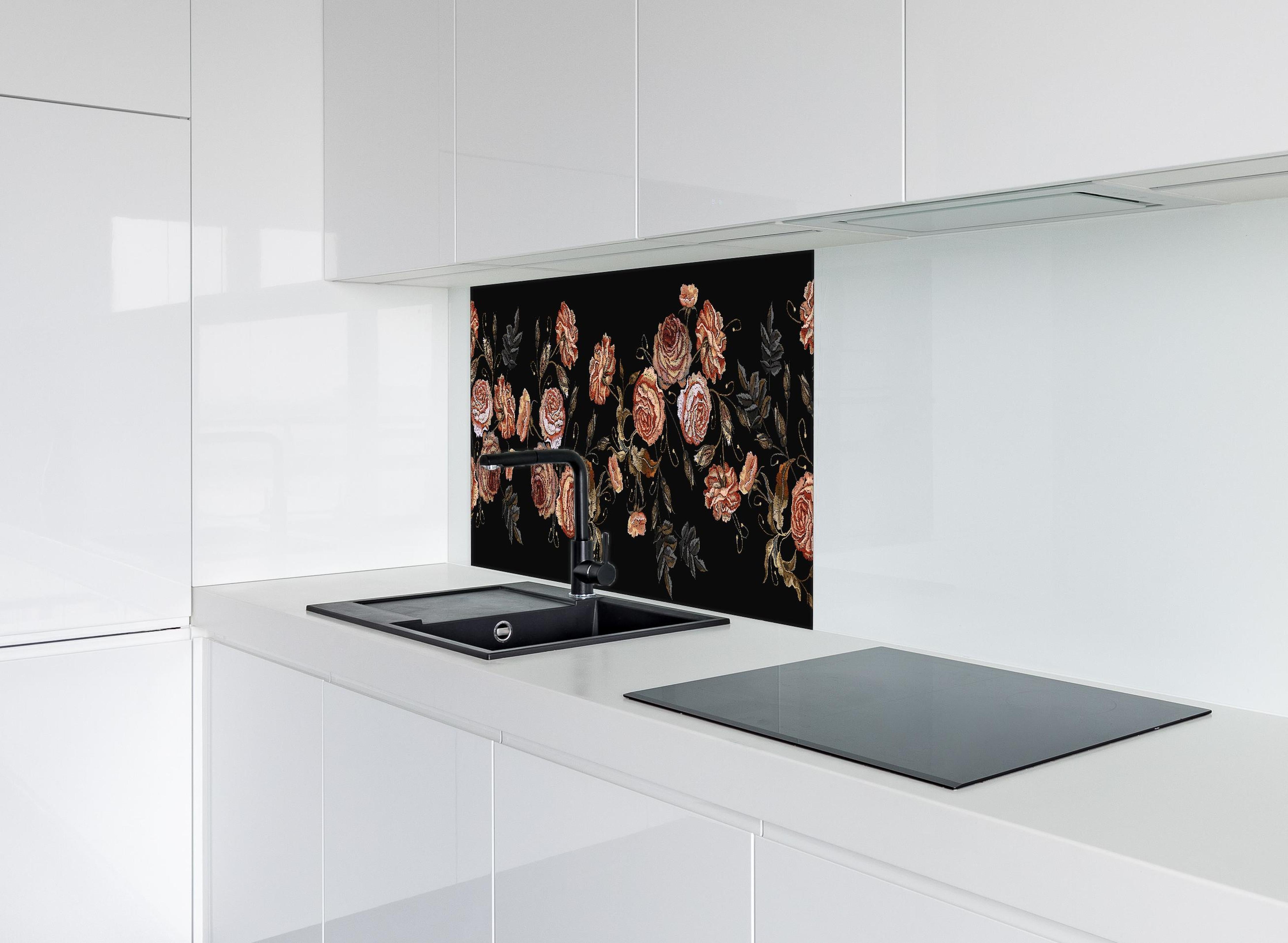 Spritzschutz - Vintage Rosen Stickmuster Renaissance Schwarz hinter einem Cerankochfeld zwischen Holz-Kochutensilien