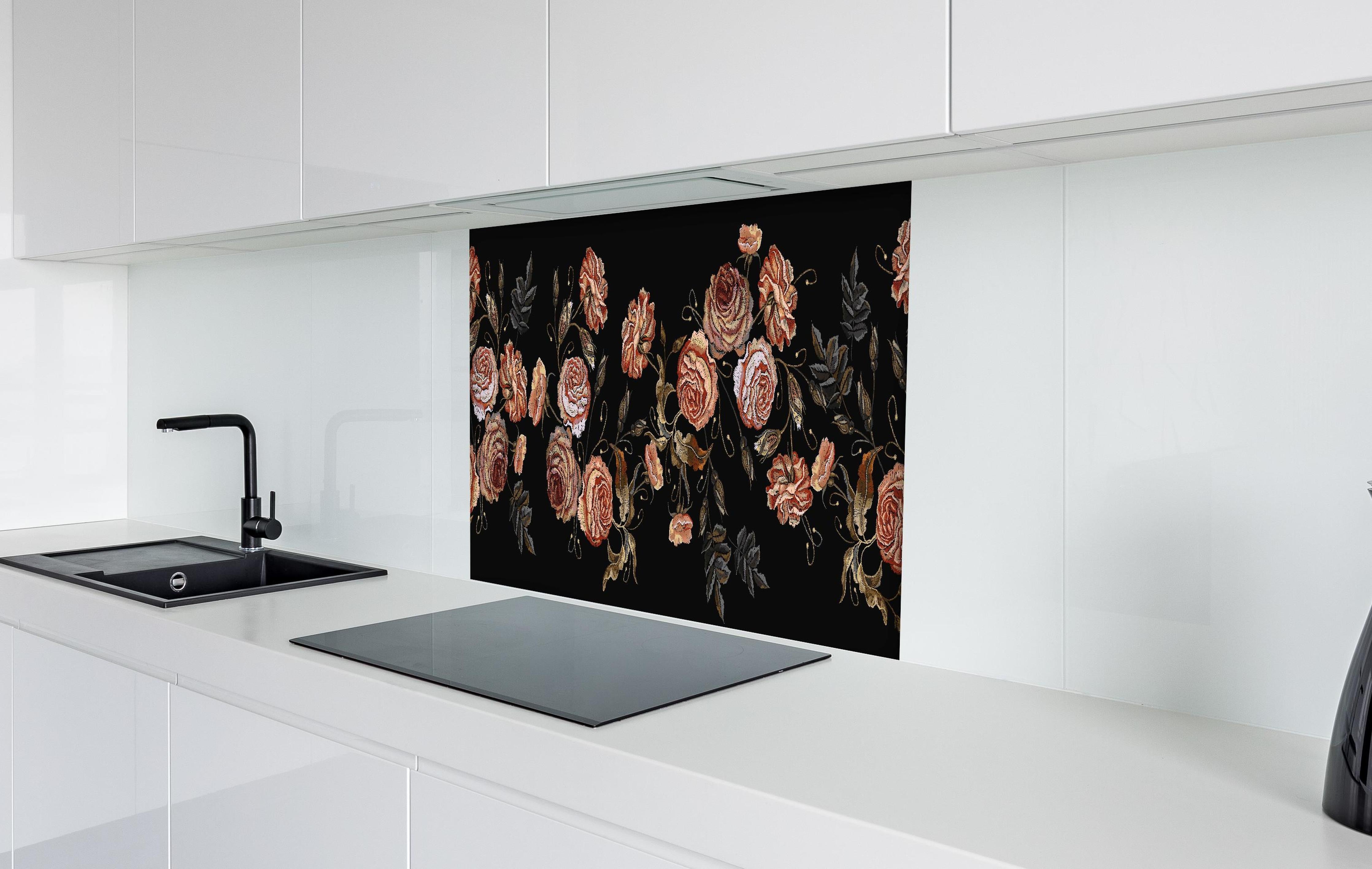 Spritzschutz - Vintage Rosen Stickmuster Renaissance Schwarz hinter einem Cerankochfeld zwischen Holz-Kochutensilien