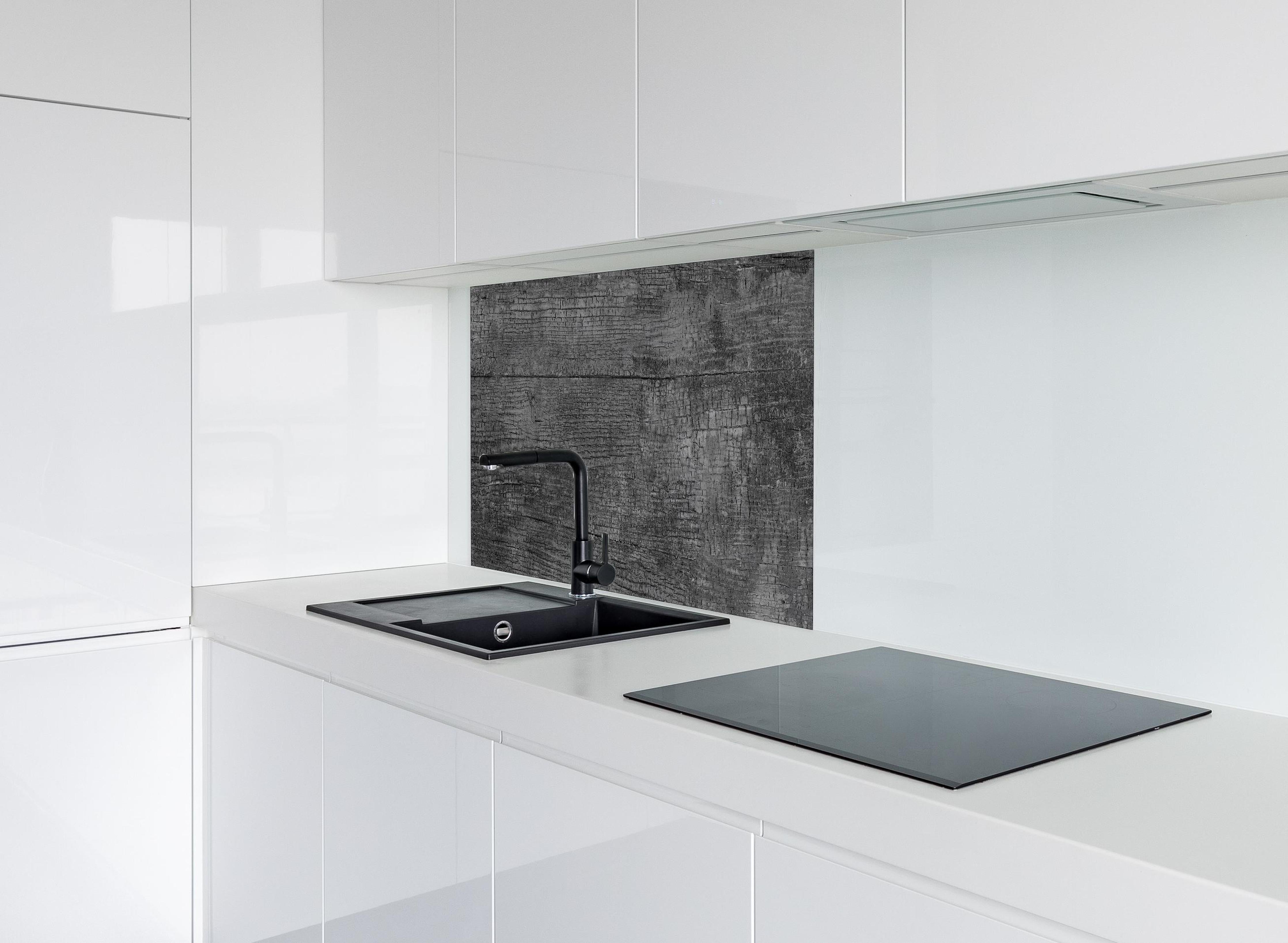 Spritzschutz - Vintage Schwarz-Graue Altholz-Textur hinter einem Cerankochfeld zwischen Holz-Kochutensilien