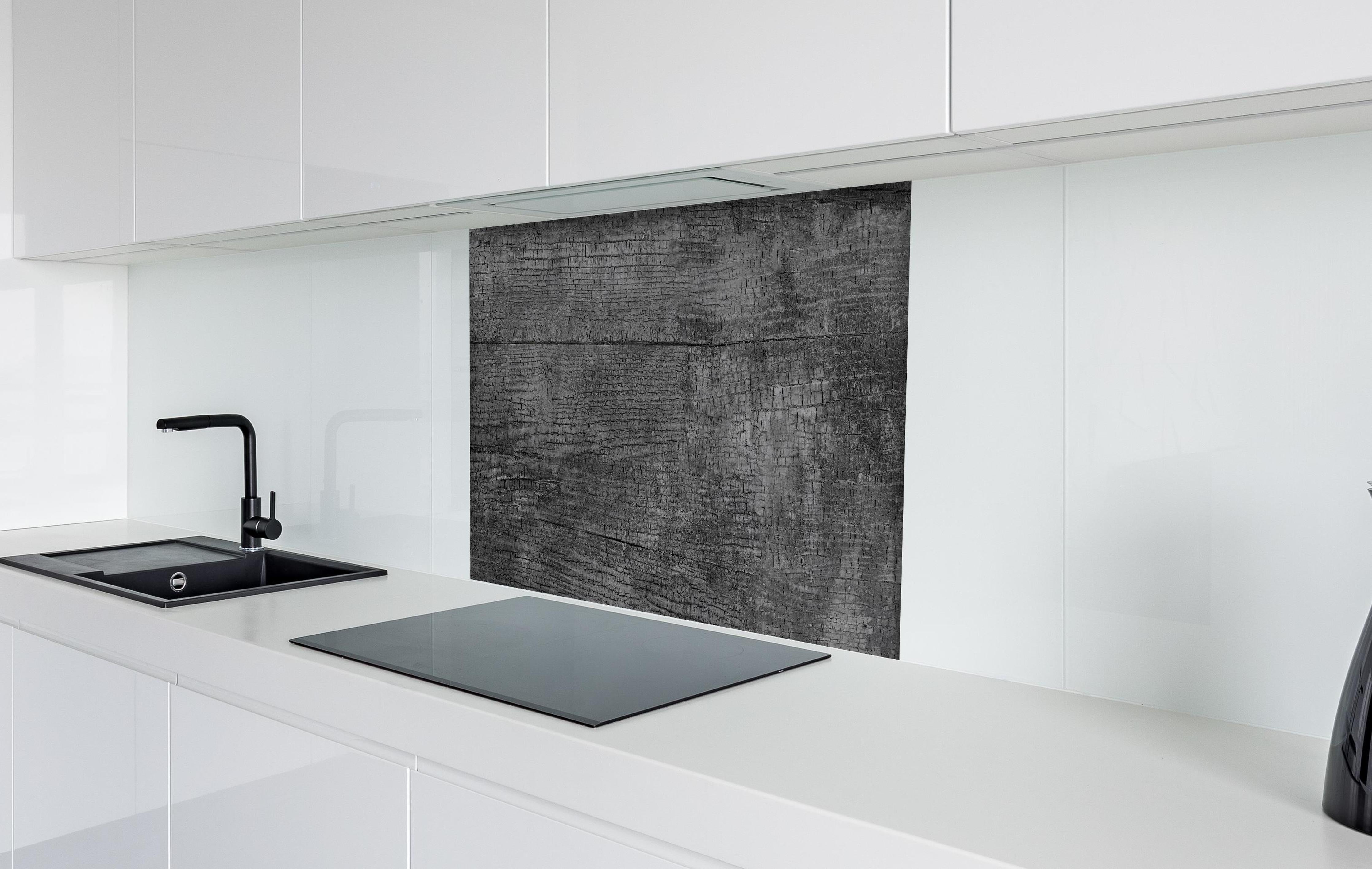 Spritzschutz - Vintage Schwarz-Graue Altholz-Textur hinter einem Cerankochfeld zwischen Holz-Kochutensilien