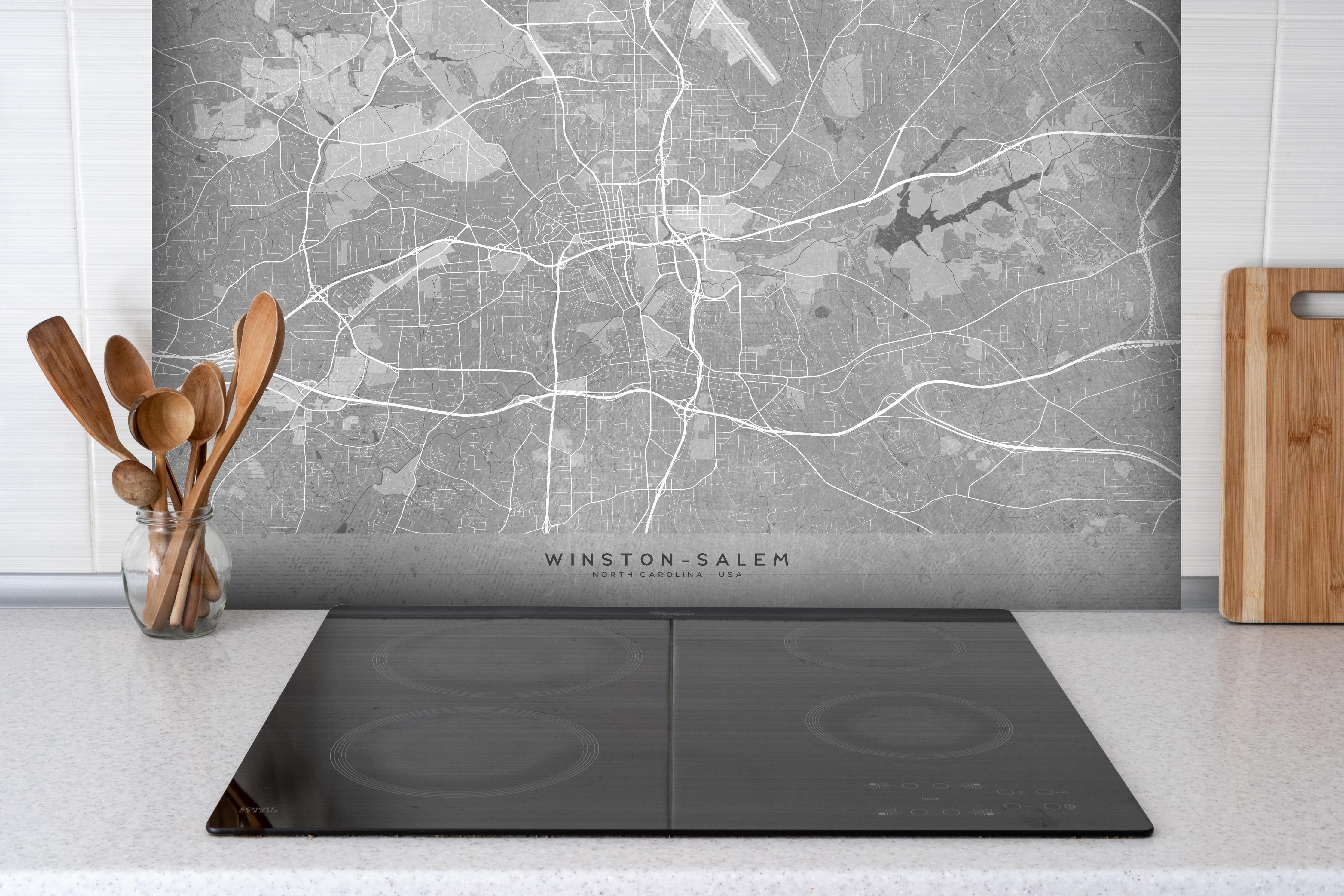 Spritzschutz - Vintage-Stadtplan Winston Salem in Grau hinter einem Cerankochfeld zwischen Holz-Kochutensilien