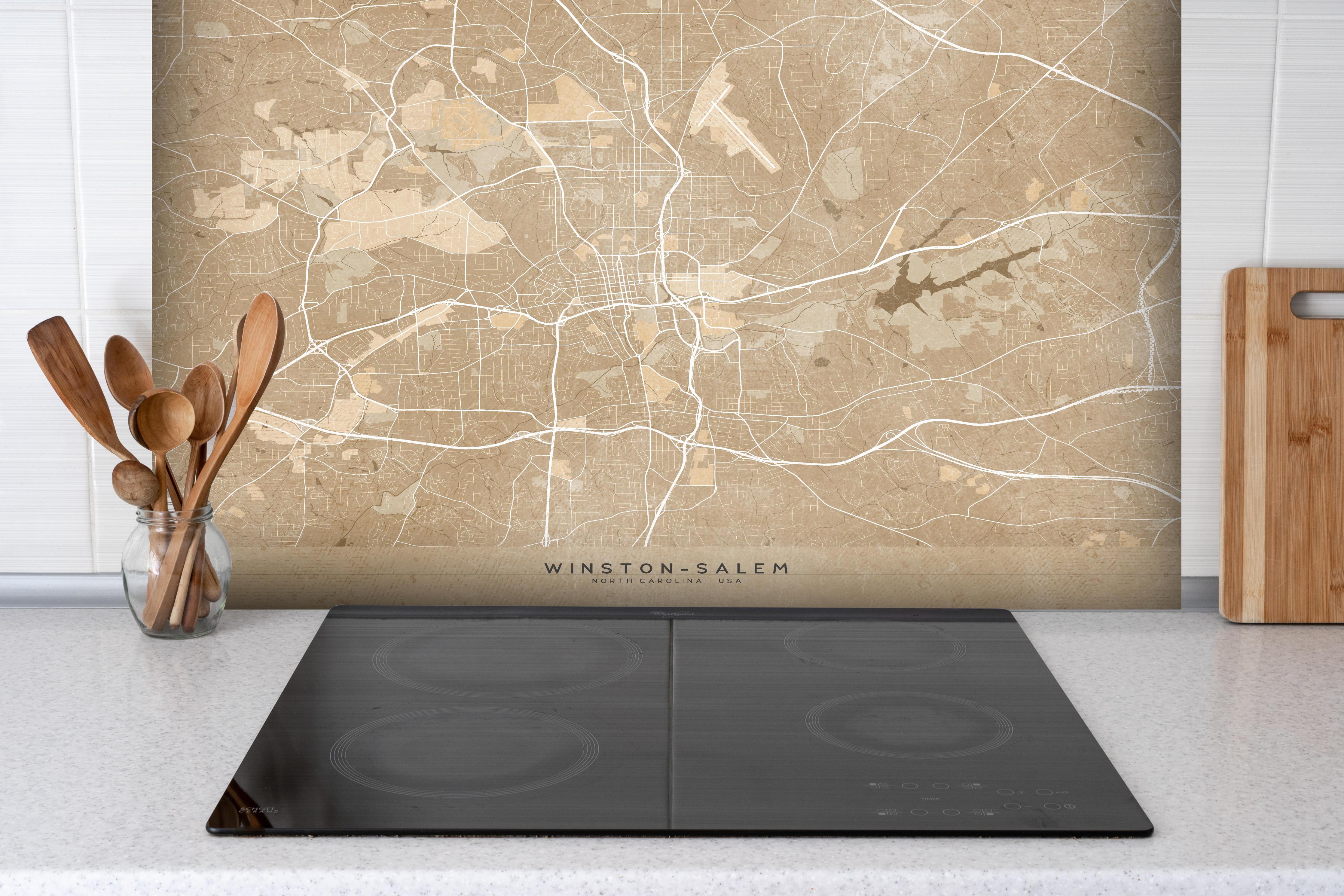 Spritzschutz - Vintage Stadtplan Winston Salem in Sepia hinter einem Cerankochfeld zwischen Holz-Kochutensilien