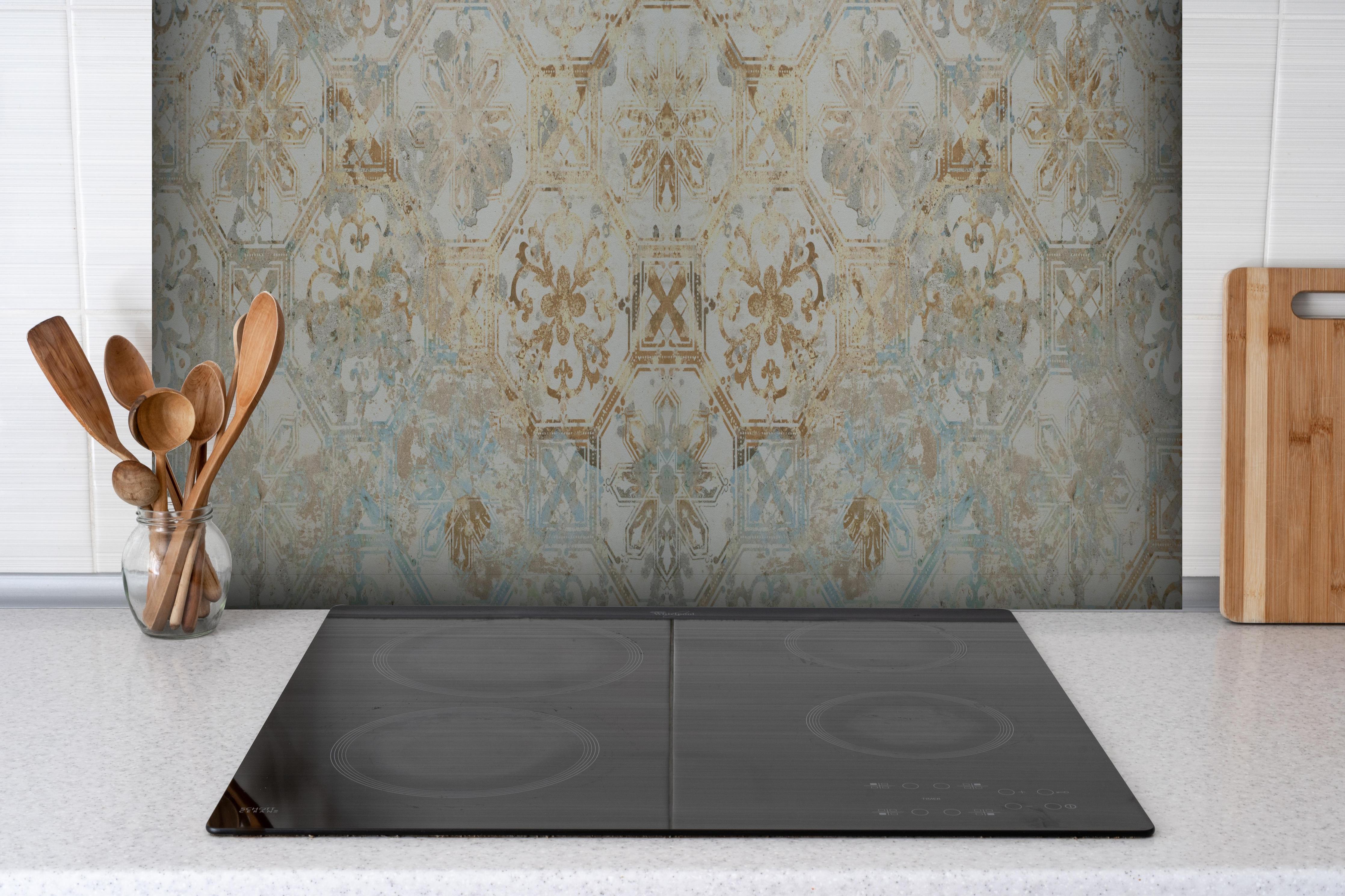 Spritzschutz - Vintage Tapetenmuster hinter einem Cerankochfeld zwischen Holz-Kochutensilien