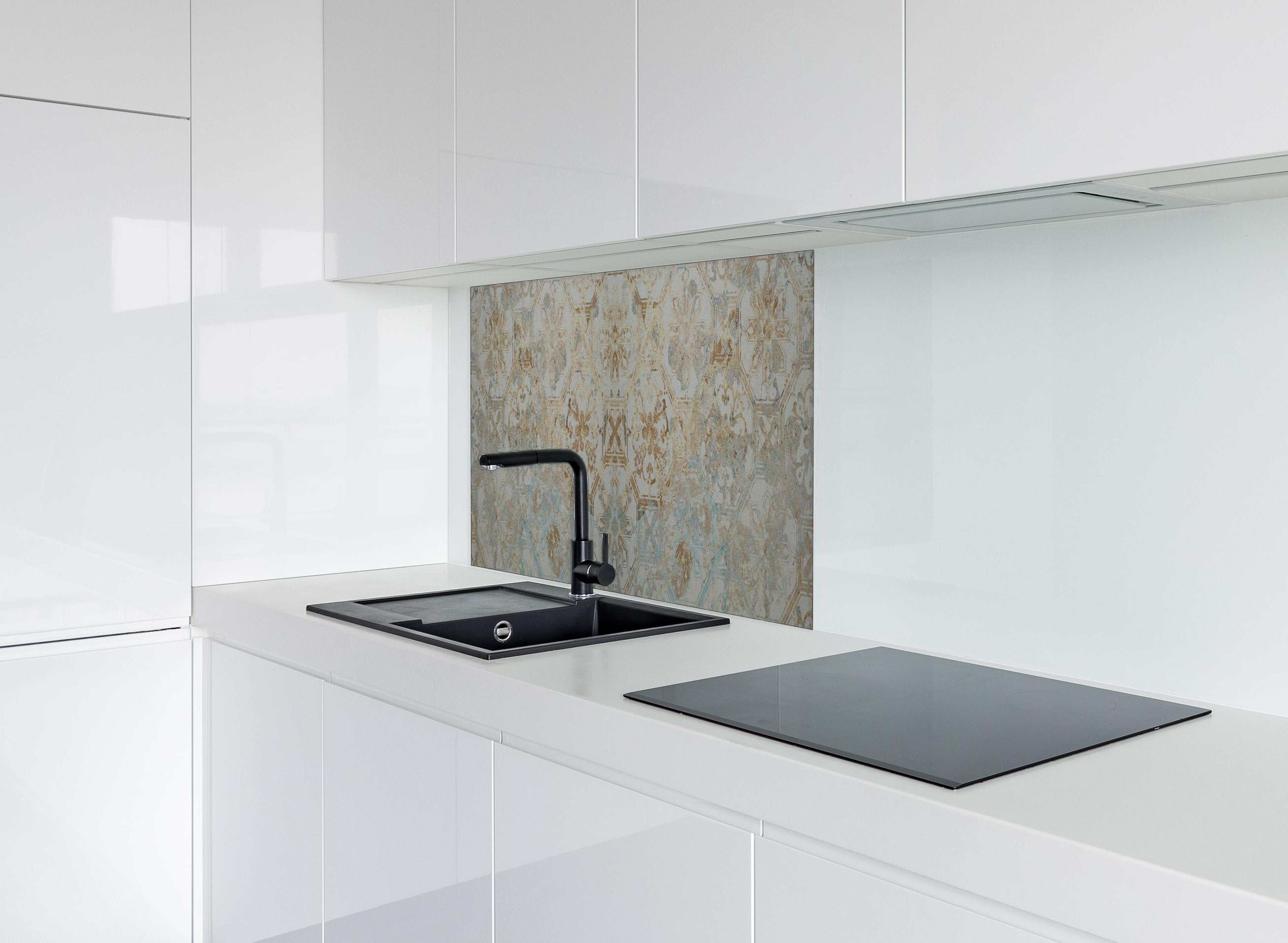 Spritzschutz - Vintage Tapetenmuster hinter einem Cerankochfeld zwischen Holz-Kochutensilien