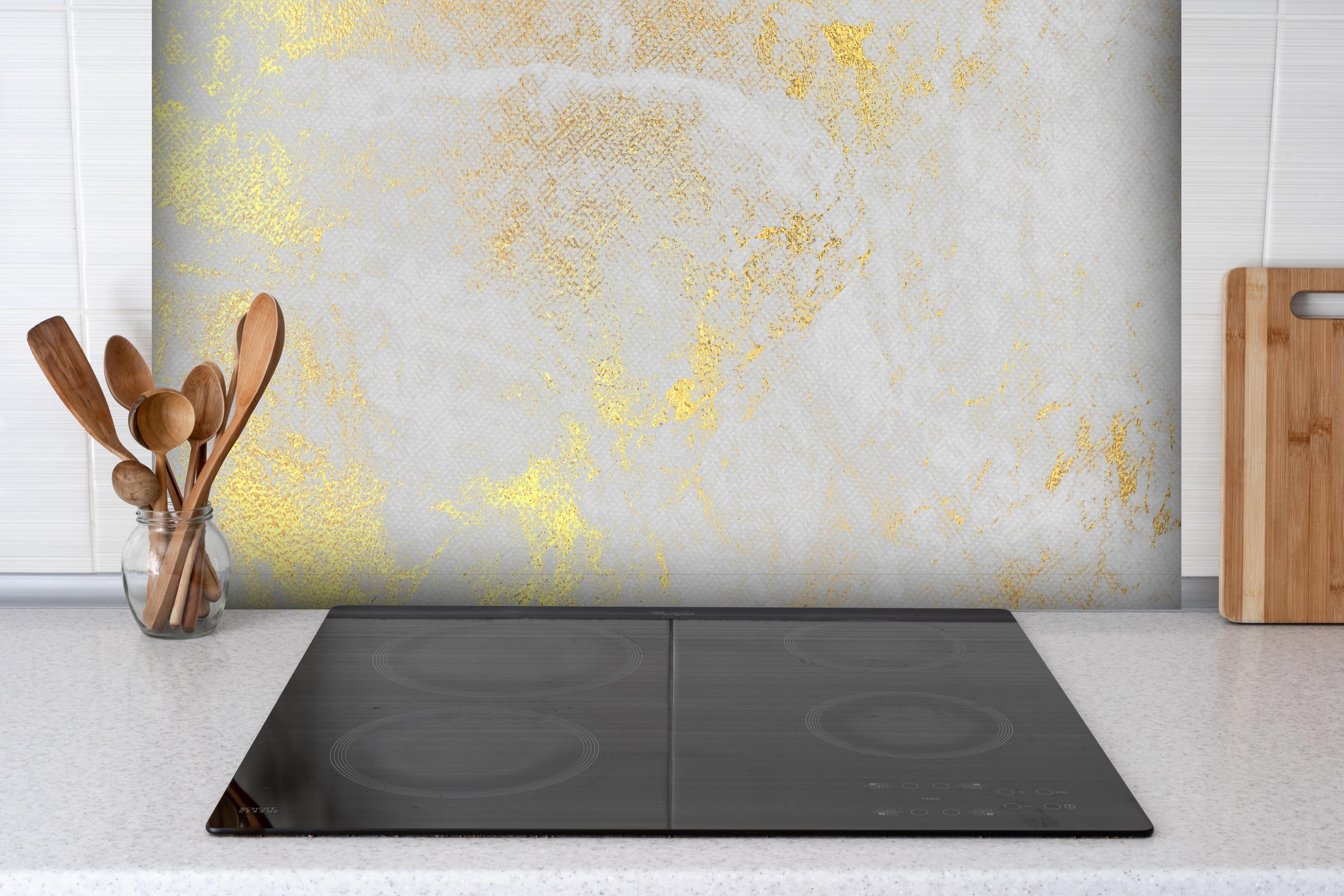 Spritzschutz - Vintage Zement - Gold hinter einem Cerankochfeld zwischen Holz-Kochutensilien