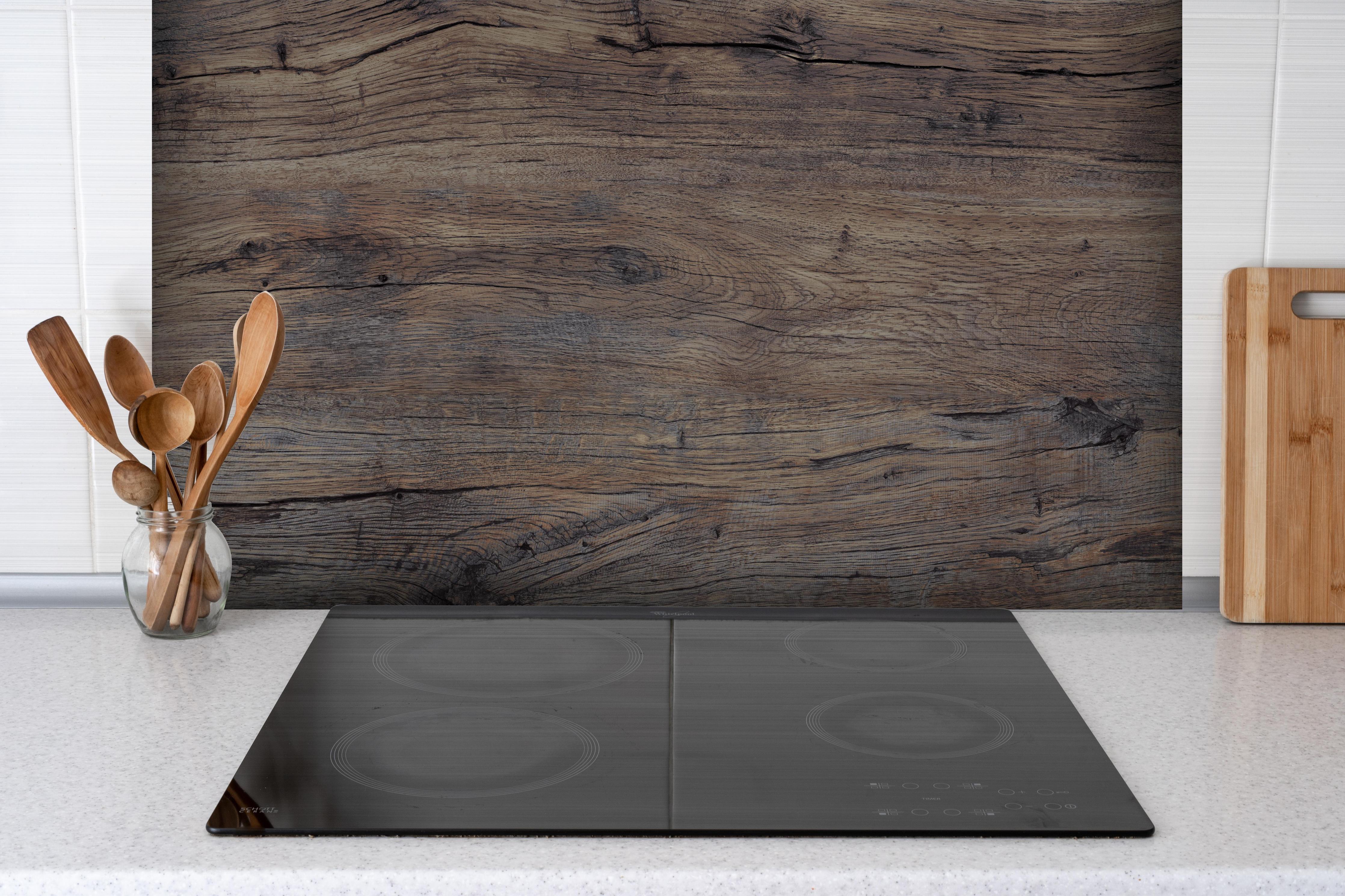 Spritzschutz - Vintage gräuliche Holztextur hinter einem Cerankochfeld zwischen Holz-Kochutensilien