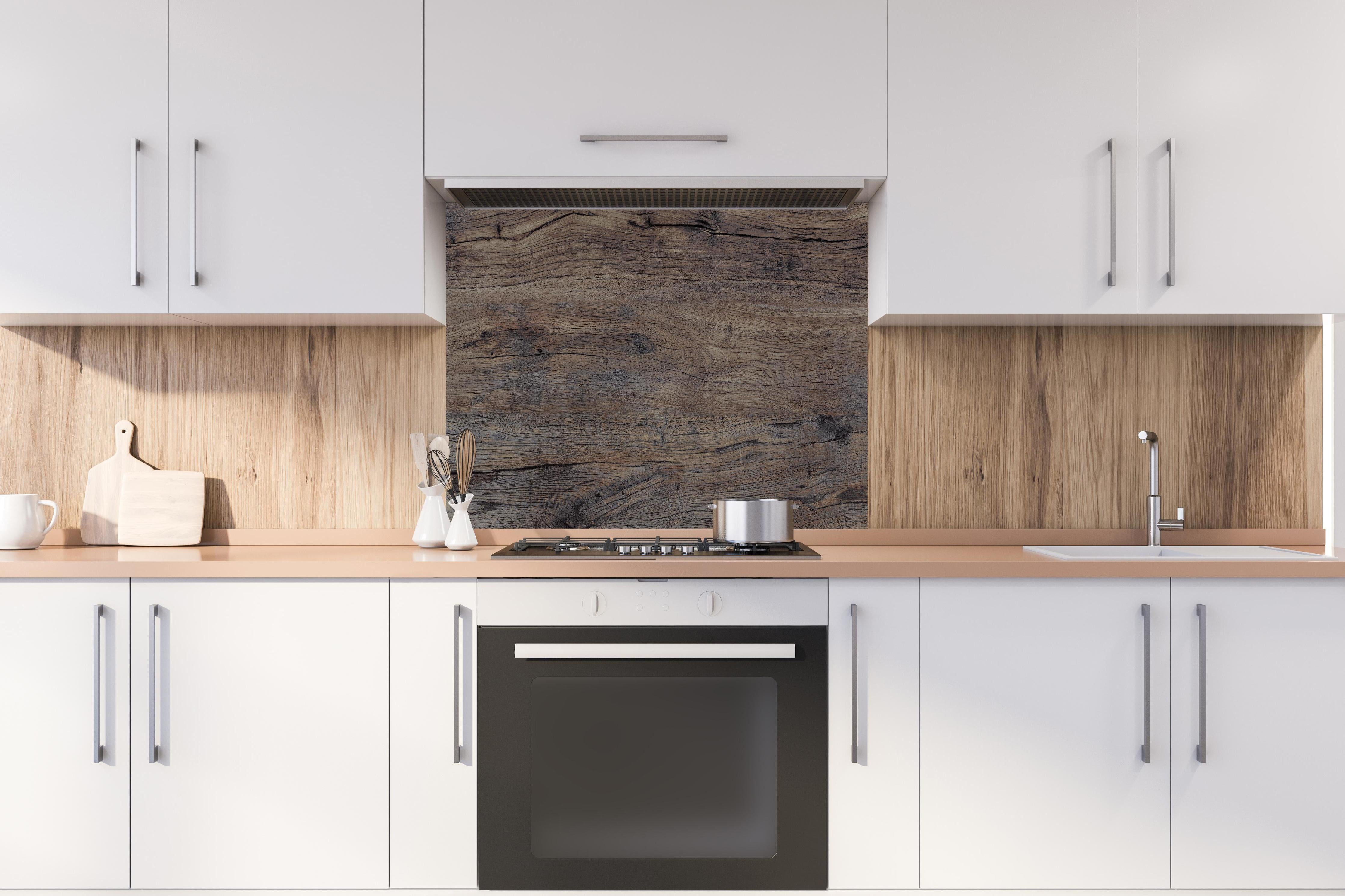 Spritzschutz - Vintage gräuliche Holztextur hinter einem Cerankochfeld zwischen Holz-Kochutensilien