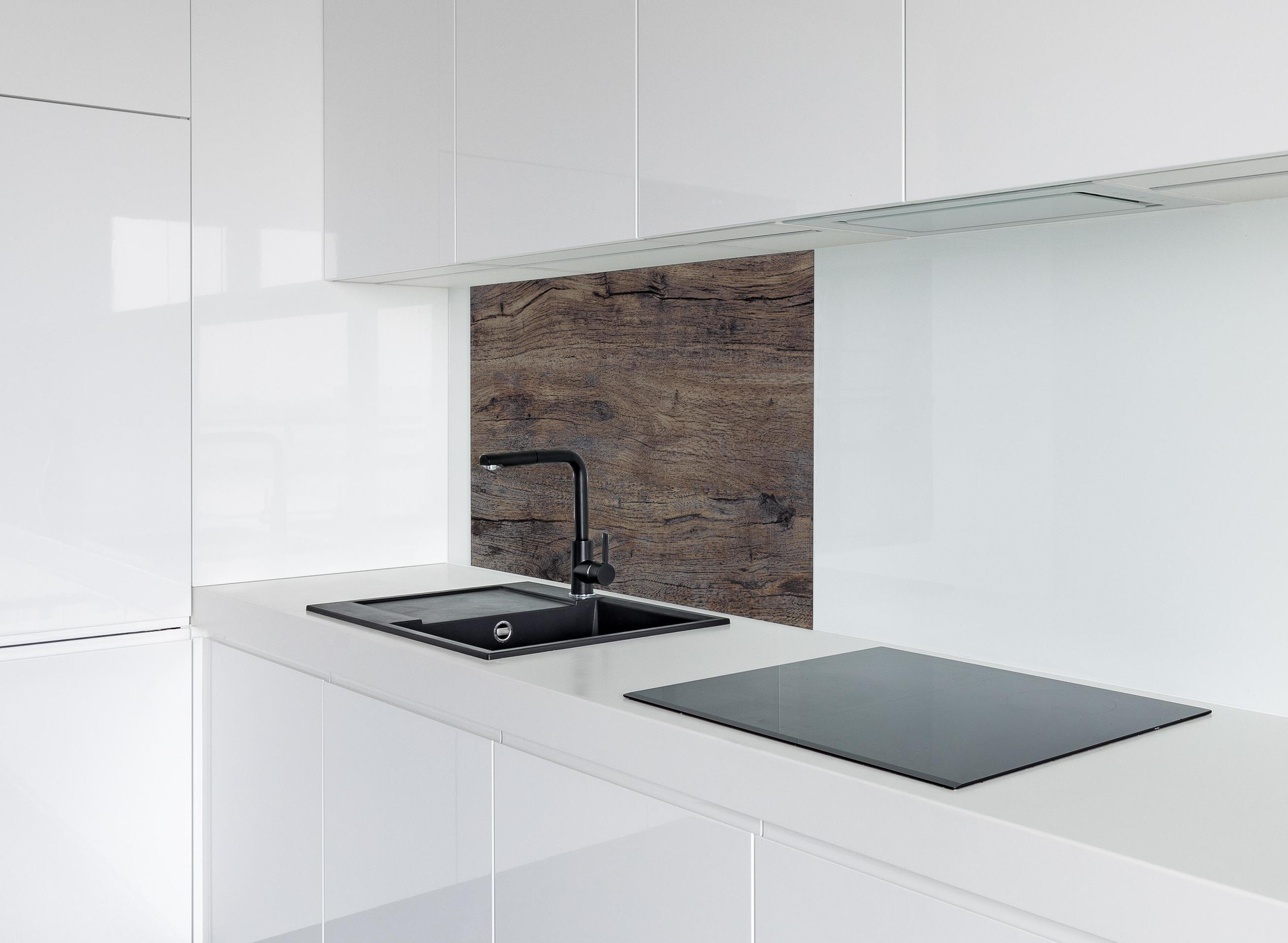 Spritzschutz - Vintage gräuliche Holztextur hinter einem Cerankochfeld zwischen Holz-Kochutensilien