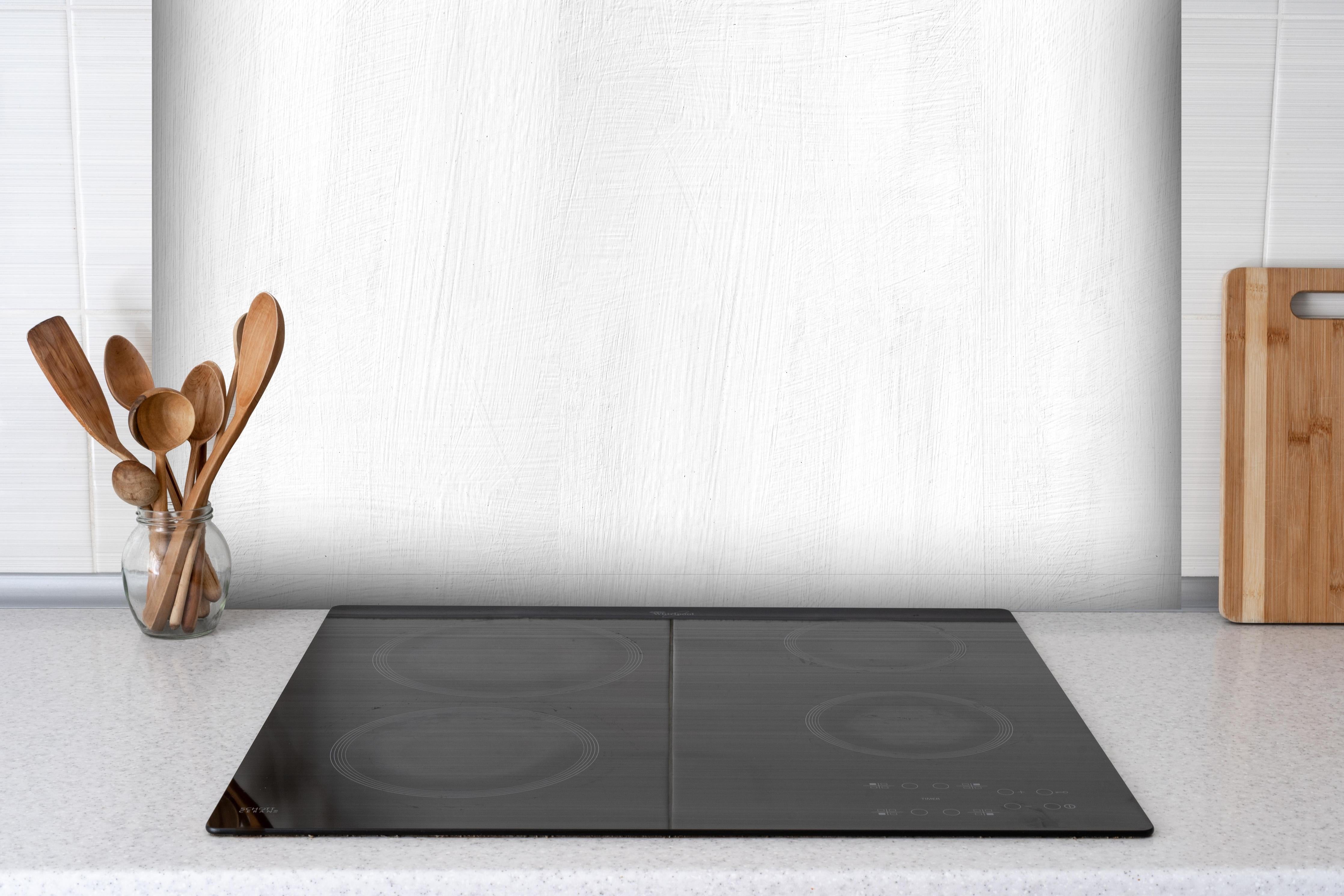 Spritzschutz - Vintage weiß raue Oberfläche hinter einem Cerankochfeld zwischen Holz-Kochutensilien