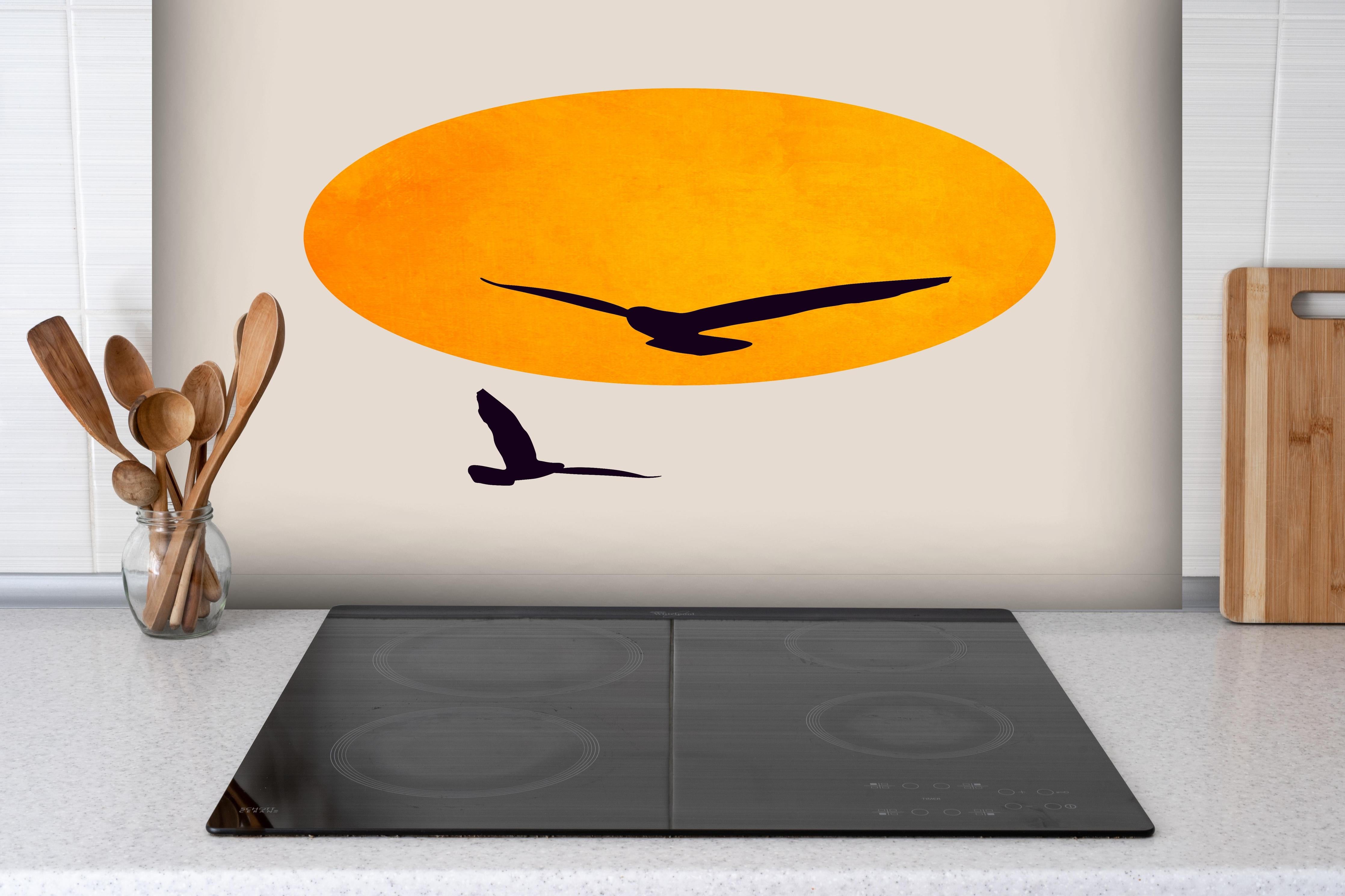 Spritzschutz - Vögel im Himmel - Grafik hinter einem Cerankochfeld zwischen Holz-Kochutensilien