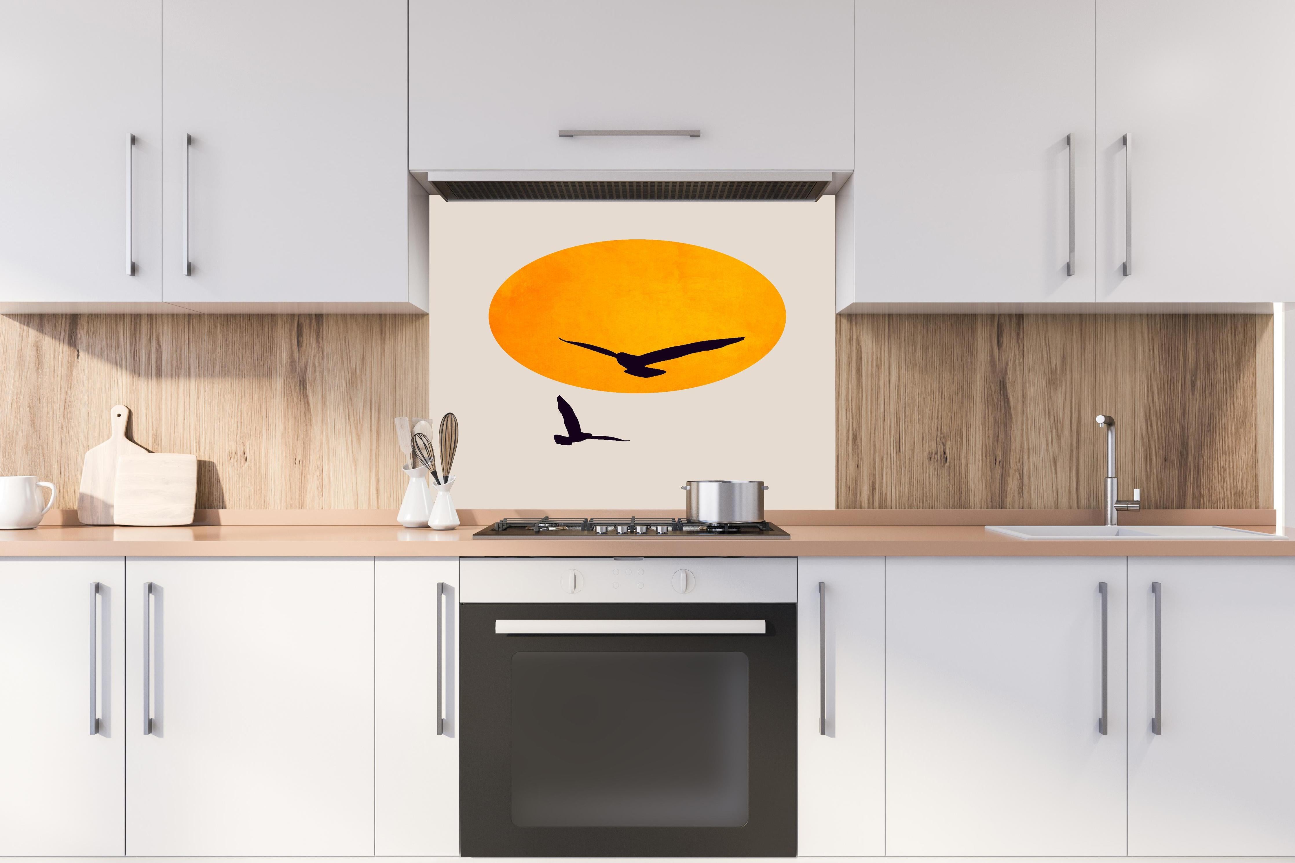 Spritzschutz - Vögel im Himmel - Grafik hinter einem Cerankochfeld zwischen Holz-Kochutensilien
