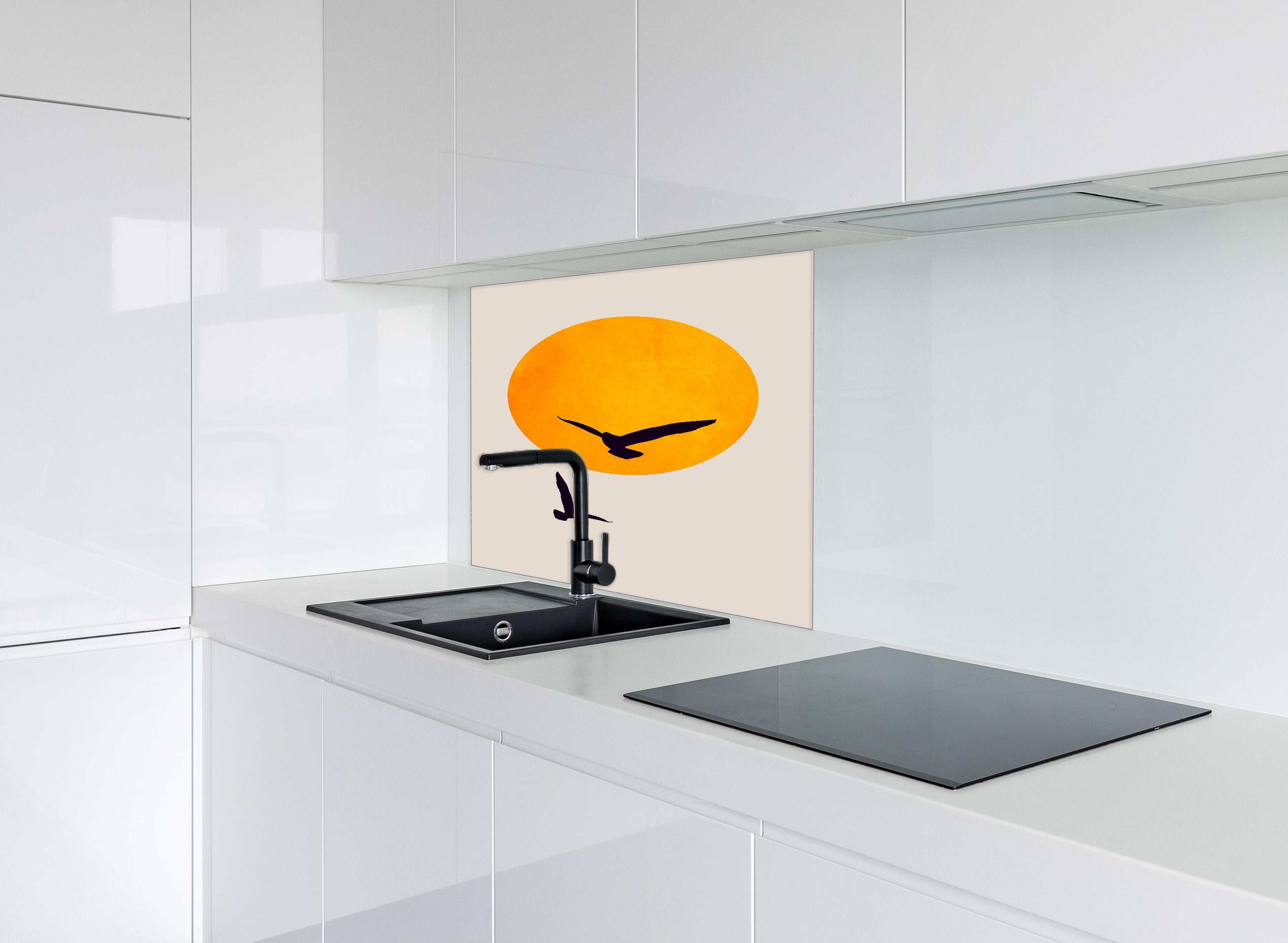 Spritzschutz - Vögel im Himmel - Grafik hinter einem Cerankochfeld zwischen Holz-Kochutensilien