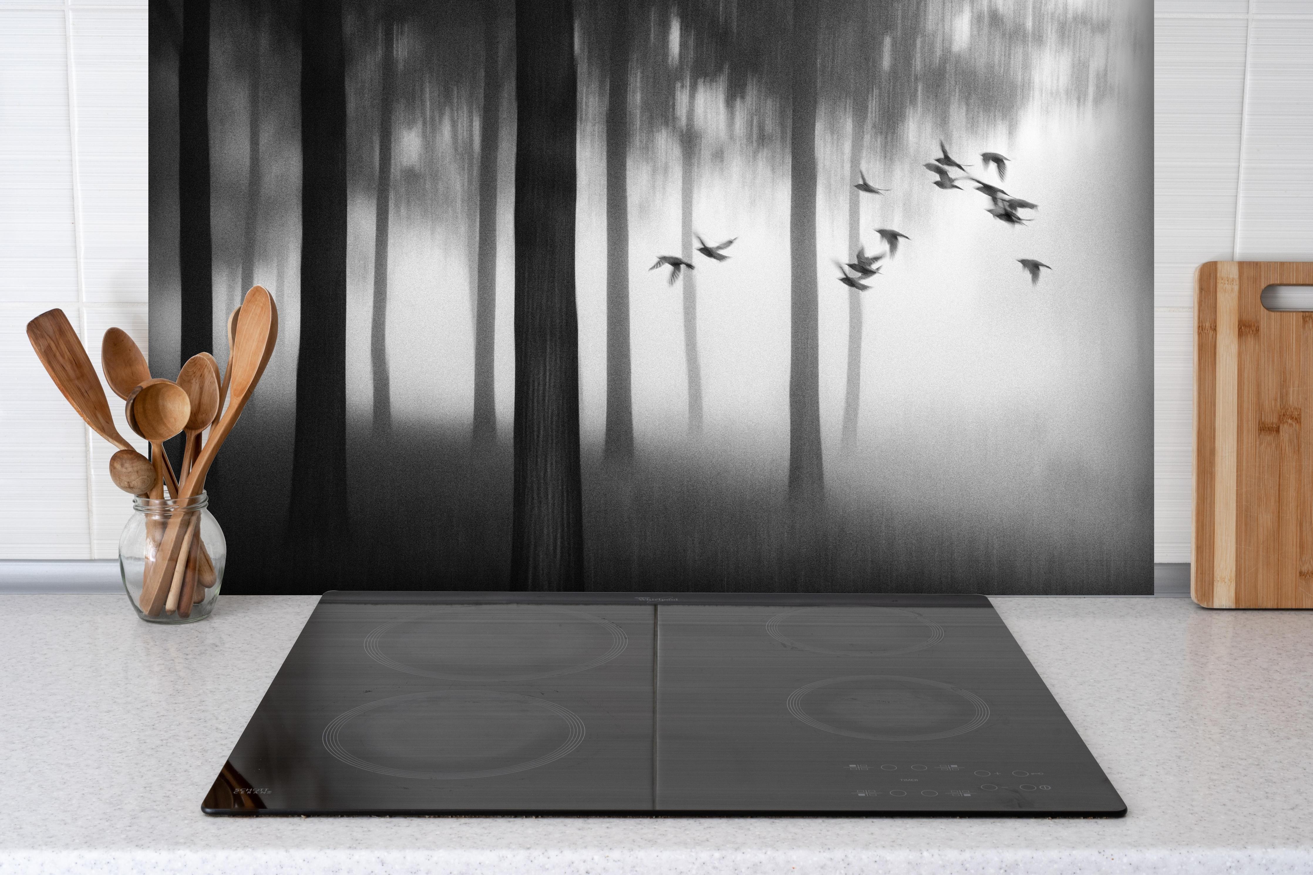 Spritzschutz - Vögel im Nebel Wald hinter einem Cerankochfeld zwischen Holz-Kochutensilien